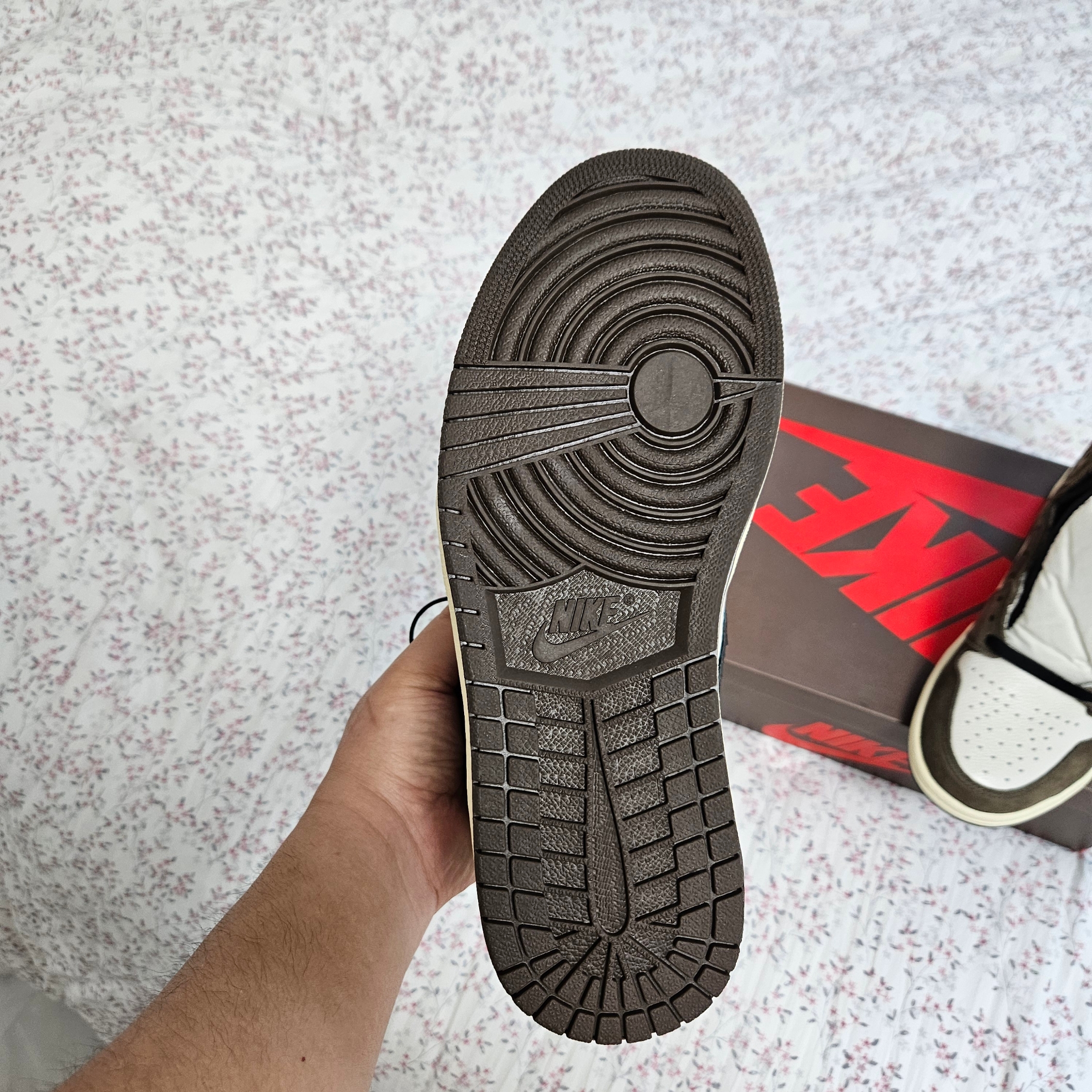 Jordan 1 x Travis Scott Retro High OG SP Mocha 착용 스타일 - 5