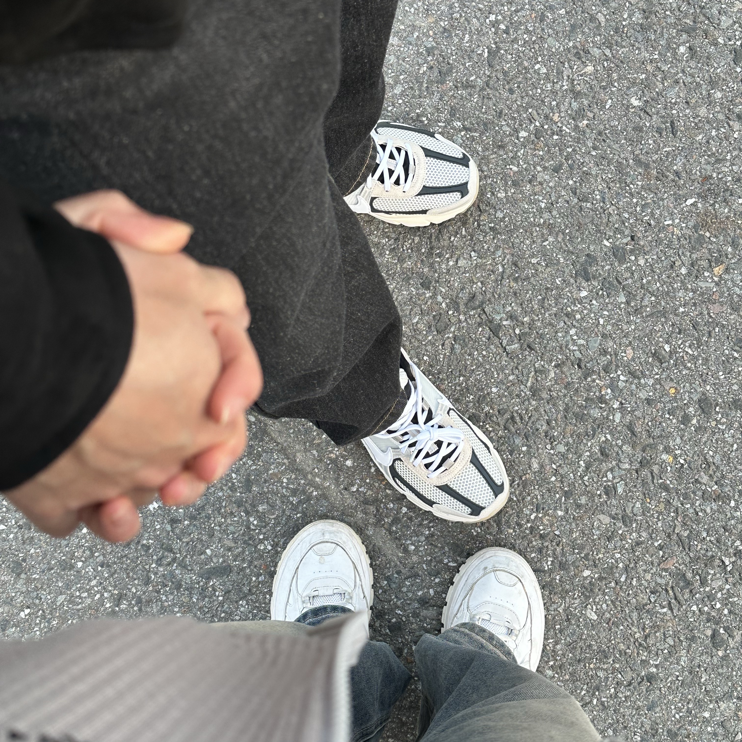 Nike Zoom Vomero 5 Light Bone and Black 착용 스타일