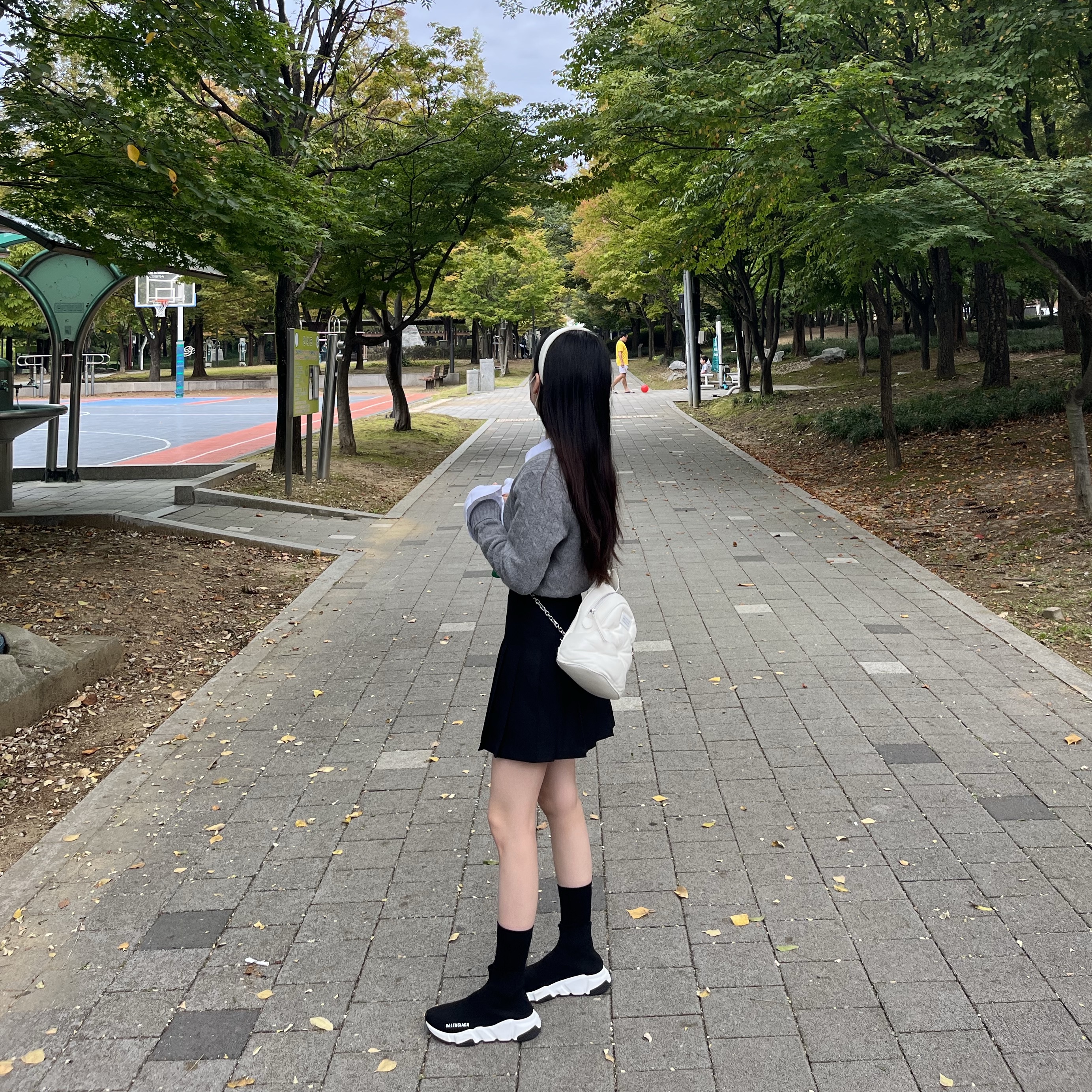 Maison Margiela Glam Slam Backpack Greige, (W) Balenciaga Speed Trainer Black White 2021/2022 착용 스타일 - 3