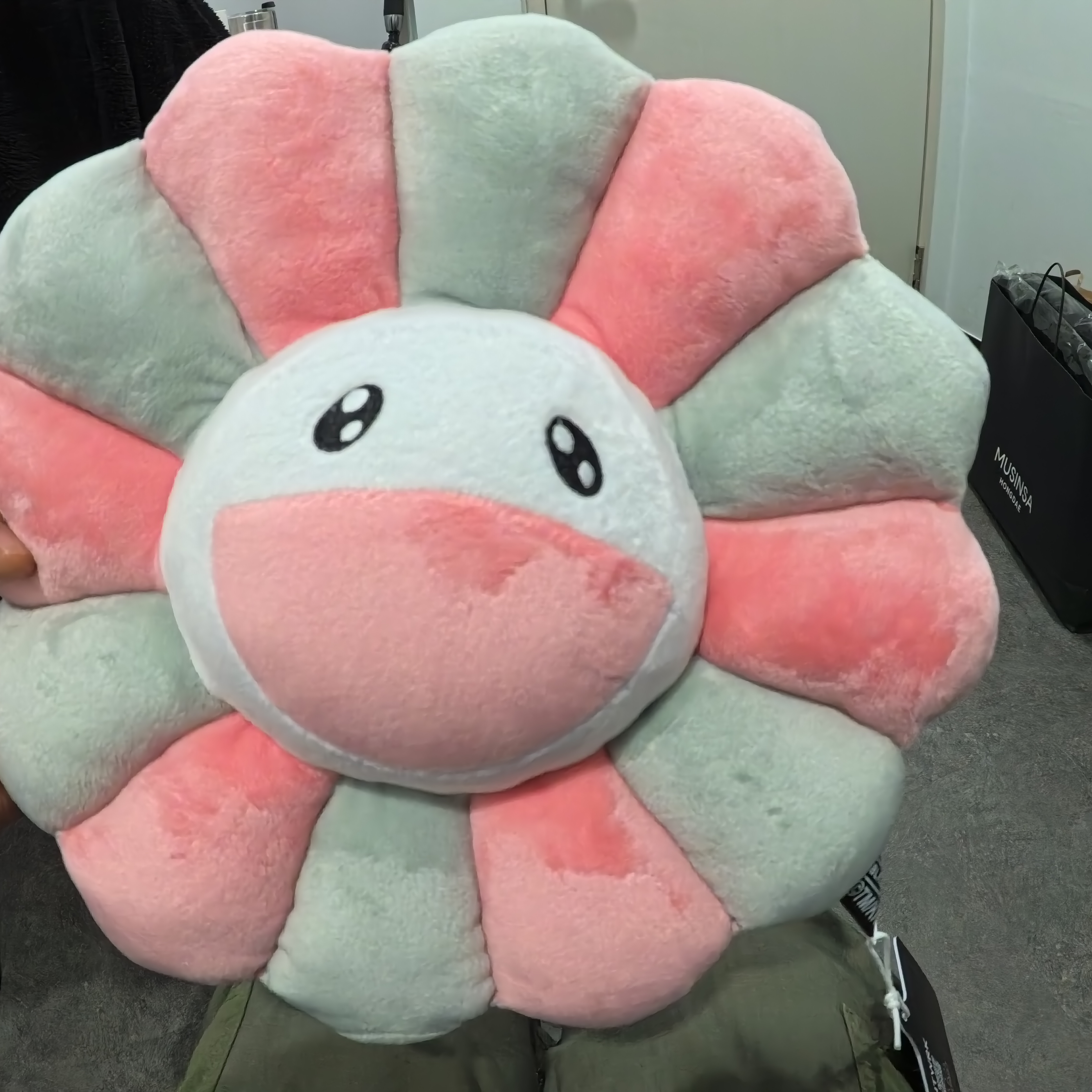 Kaikai Kiki x Blackpink Flower Pillow 30cm Pink Grey 착용 스타일