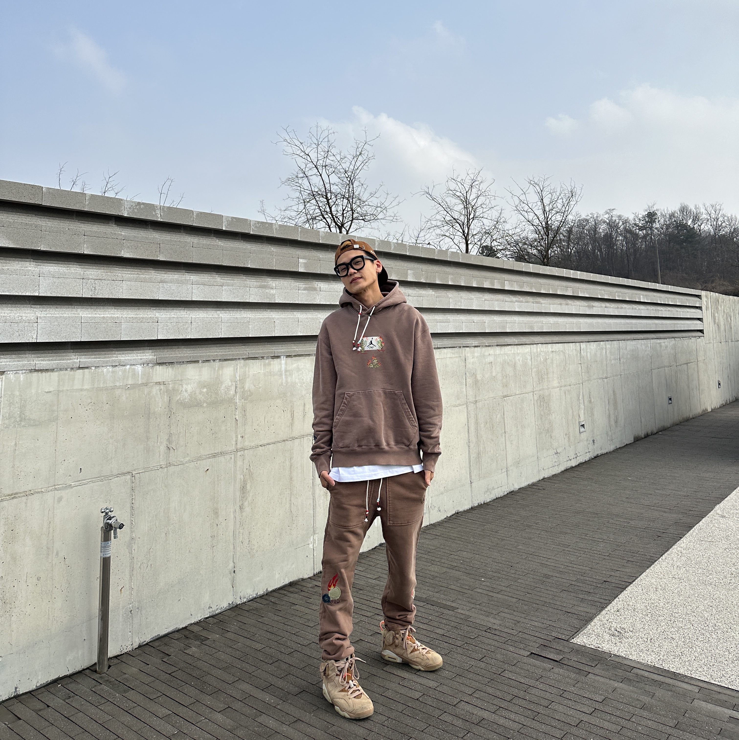 Jordan 6 x Travis Scott Retro SP British Khaki, Jordan x Travis Scott Hoodie Antique Brown - Asia 착용 스타일 - 1