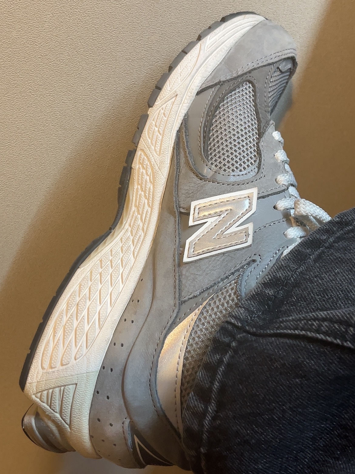 New Balance 2002R Premium Vintage Grey 착용 스타일