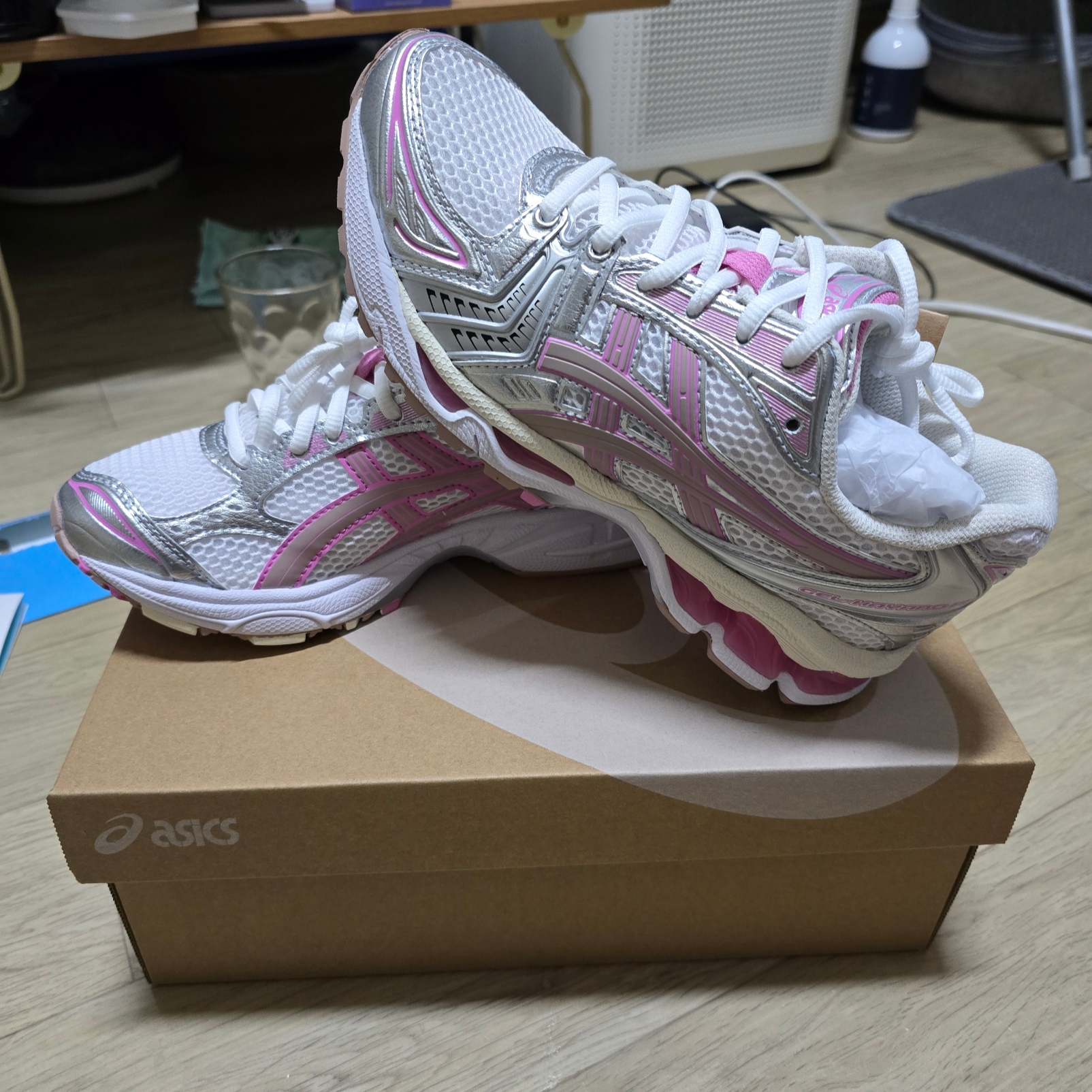 Asics Unlimited Gel-Kayano 14 White Fawn 착용 스타일