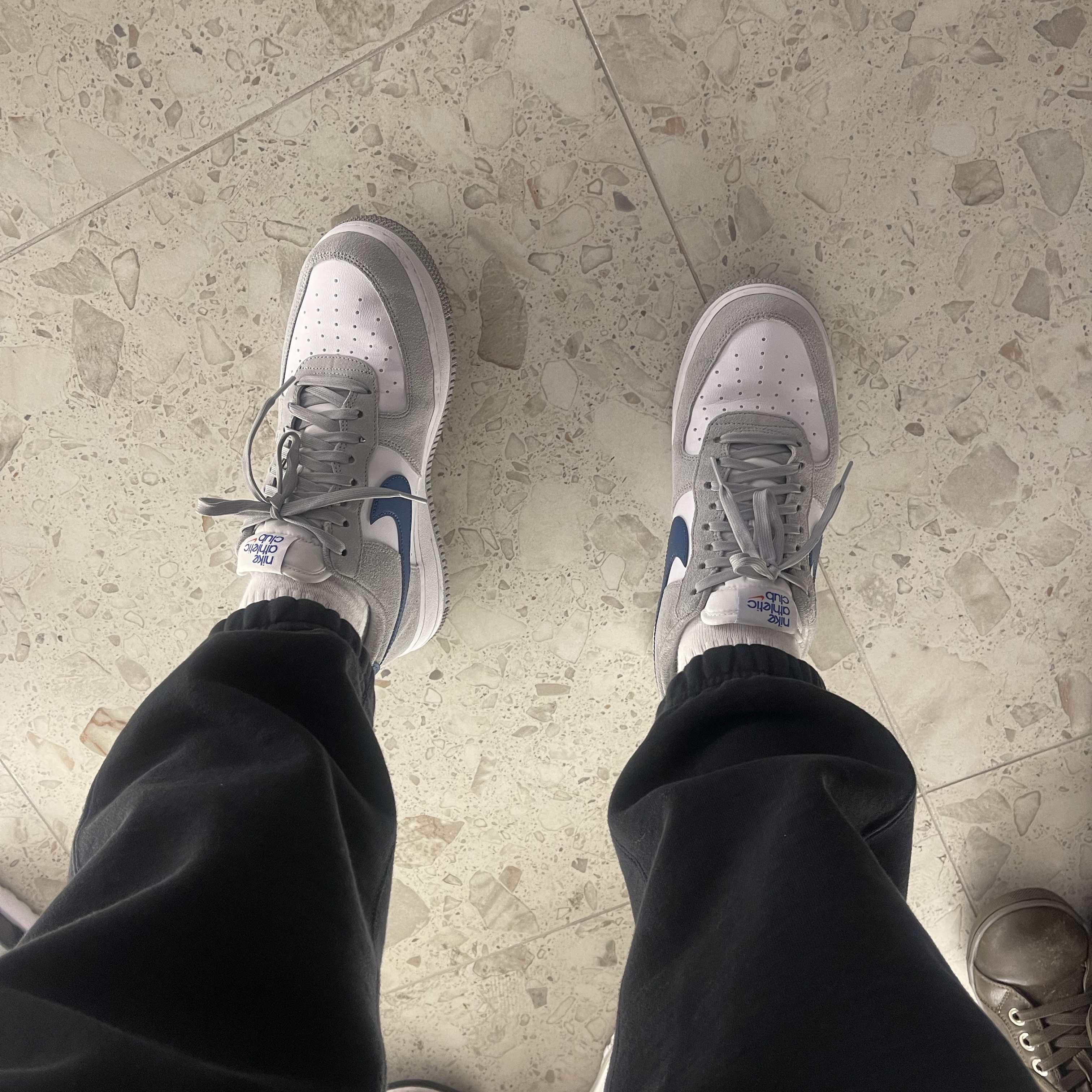Nike Air Force 1 '07 LV8 Athletic Club Light Smoke Grey Marina 착용 스타일