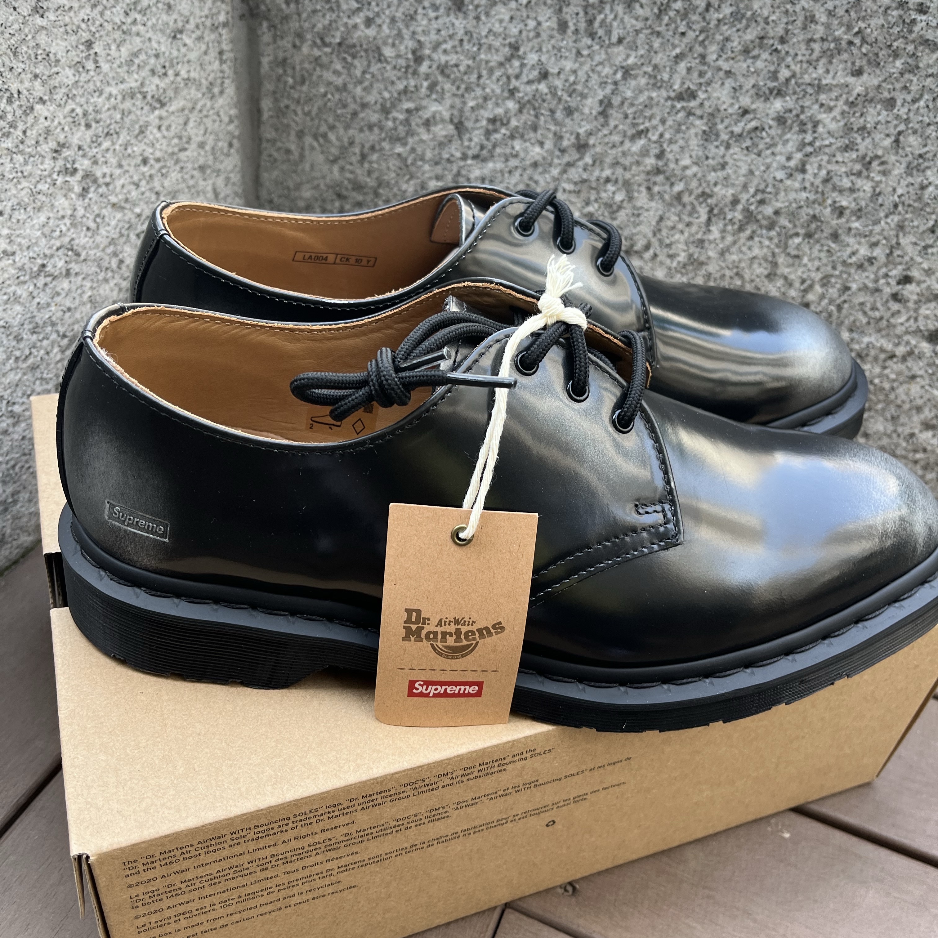 Dr. Martens x Supreme 1461 Gray Silver 착용 스타일 - 2