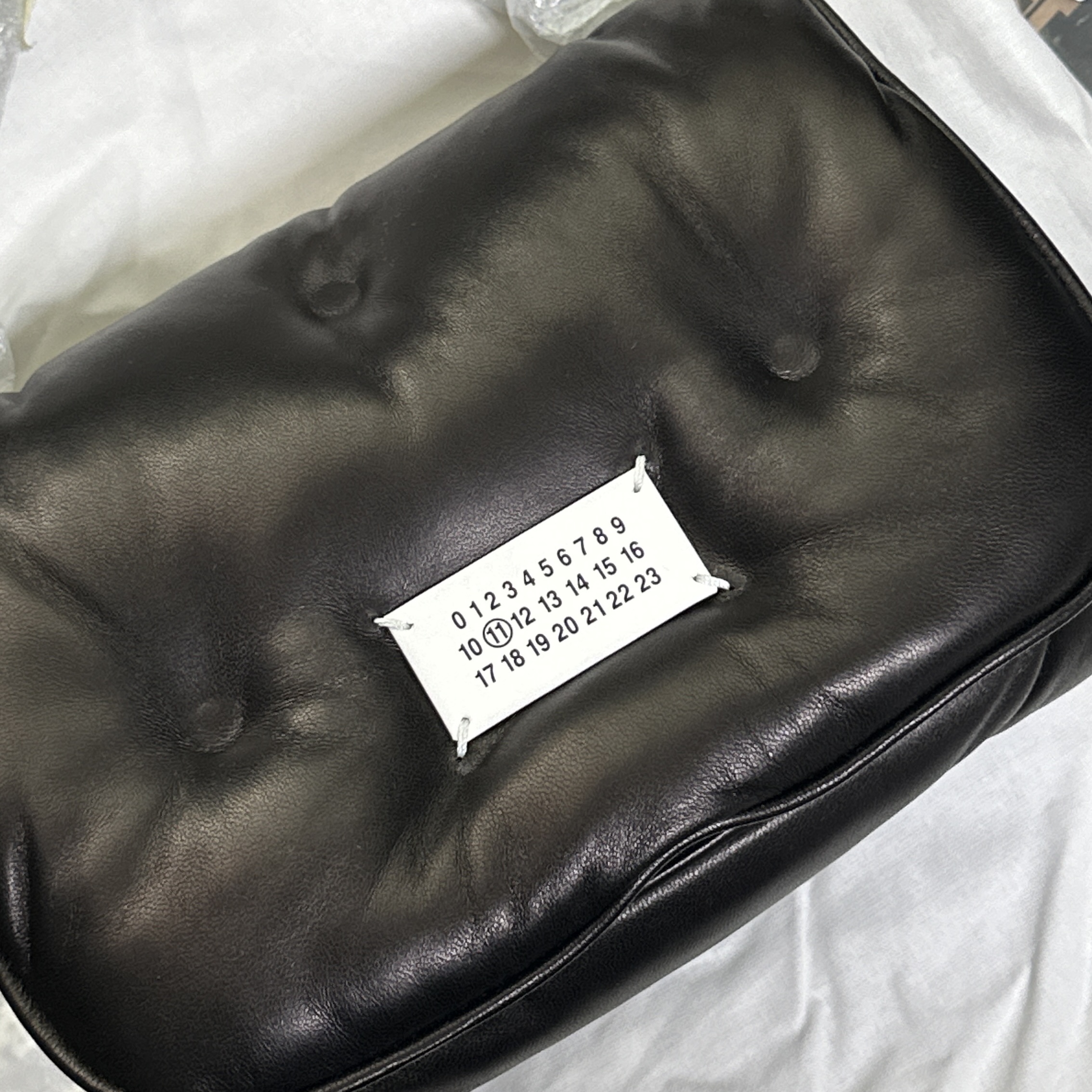 Maison Margiela Glam Slam Flap Small Black 착용 스타일