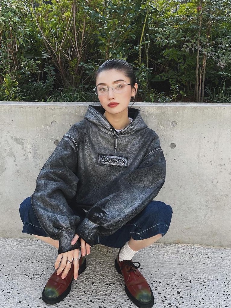 Supreme x MM6 Maison Margiela Foil Box Logo Hooded Sweatshirt Black - 24SS, Supreme x MM6 Maison Margiela Foil Box Logo Hooded Sweatshirt White - 24SS 착용 스타일 - 1