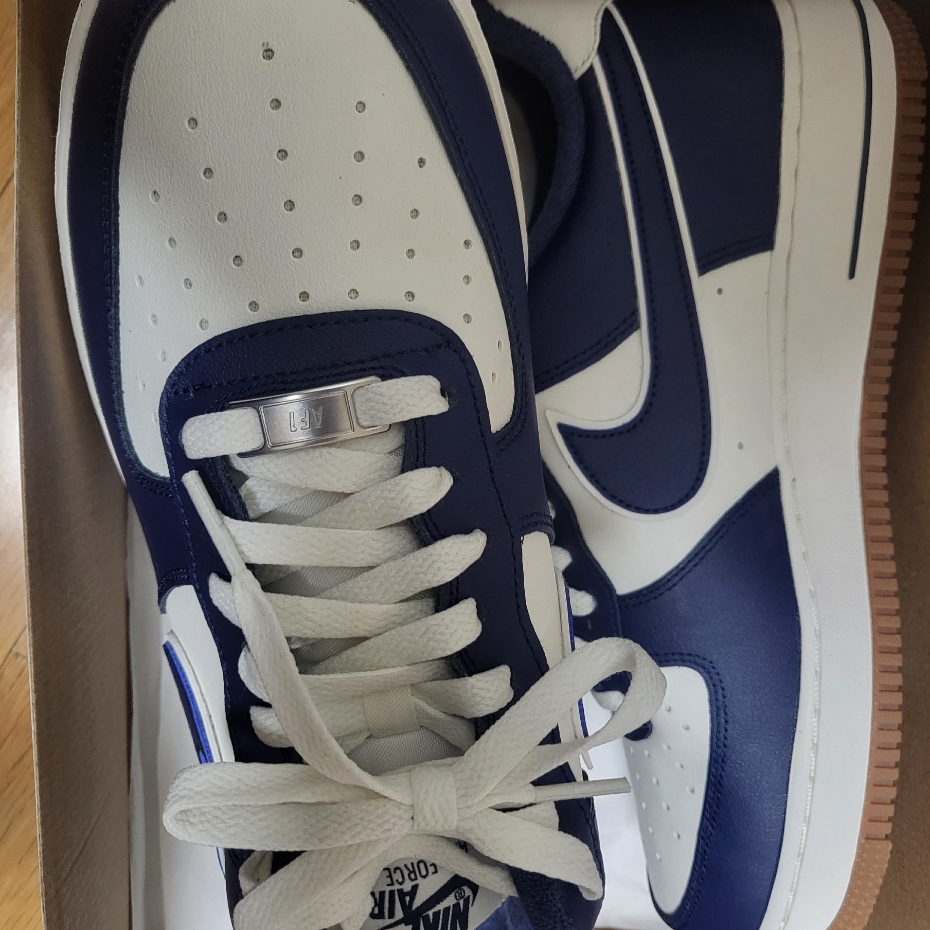 Nike Air Force 1 '07 LV8 Midnight Navy 착용 스타일