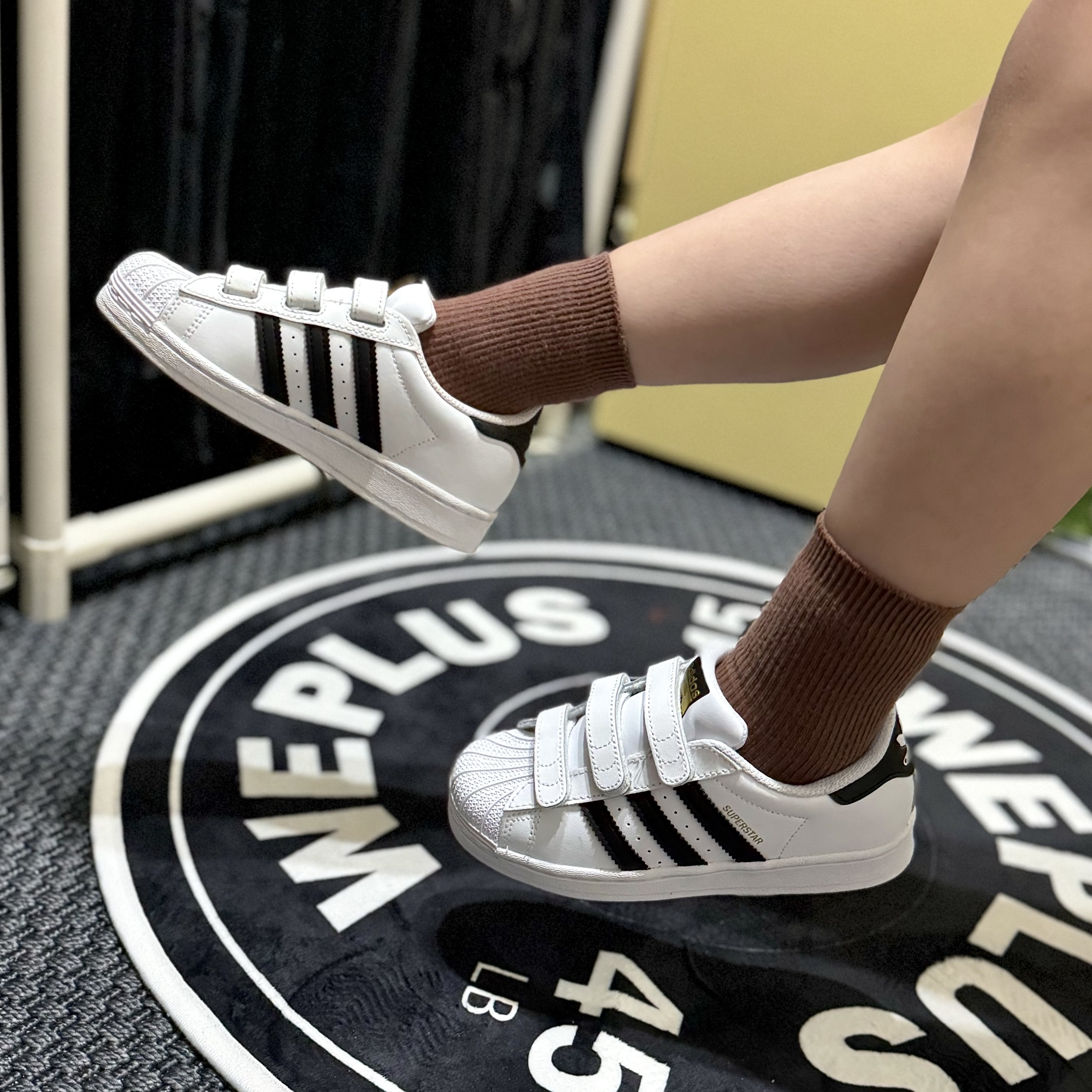 (C) Adidas Superstar CF Cloud White Core black 착용 스타일 - 5