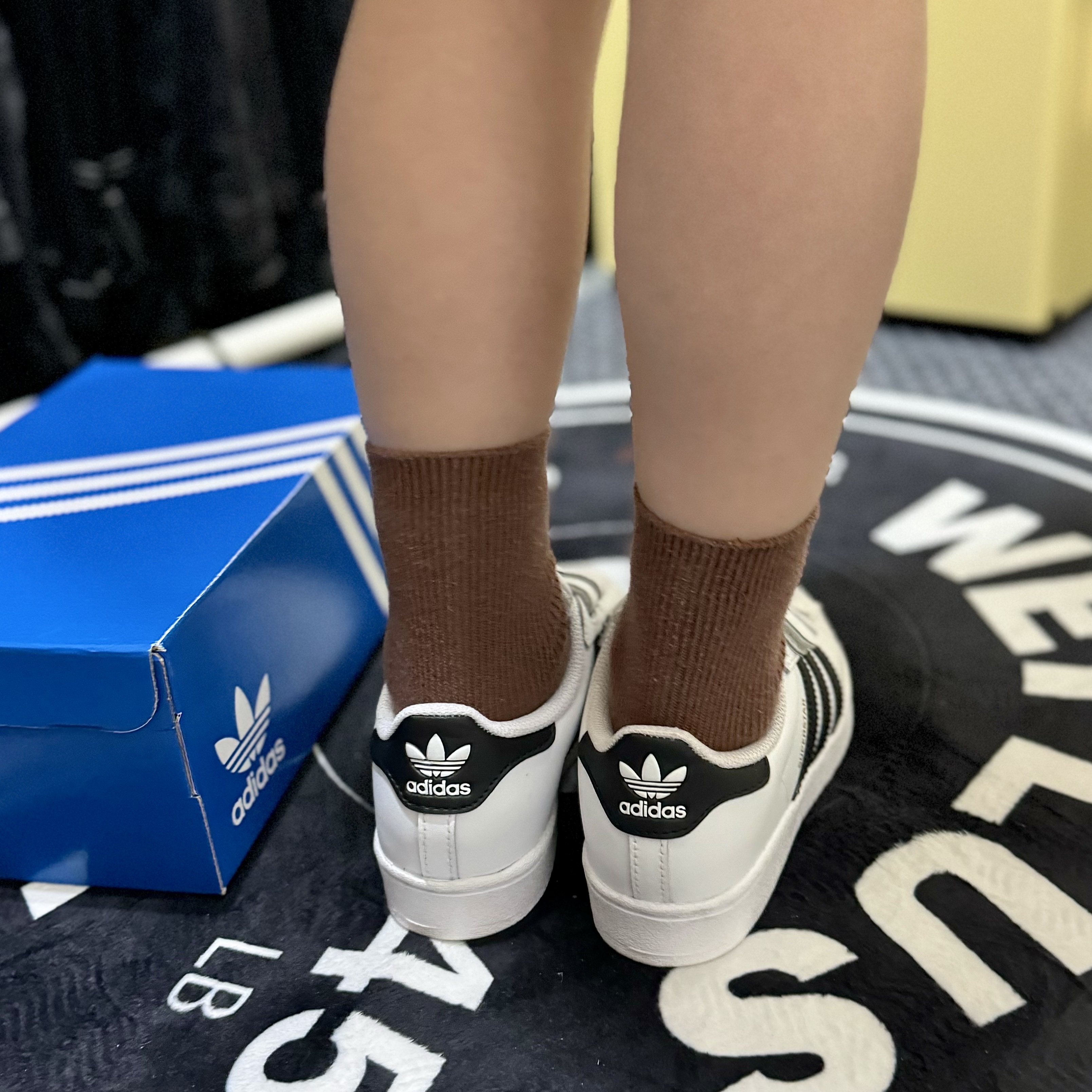 (C) Adidas Superstar CF Cloud White Core black 착용 스타일 - 4