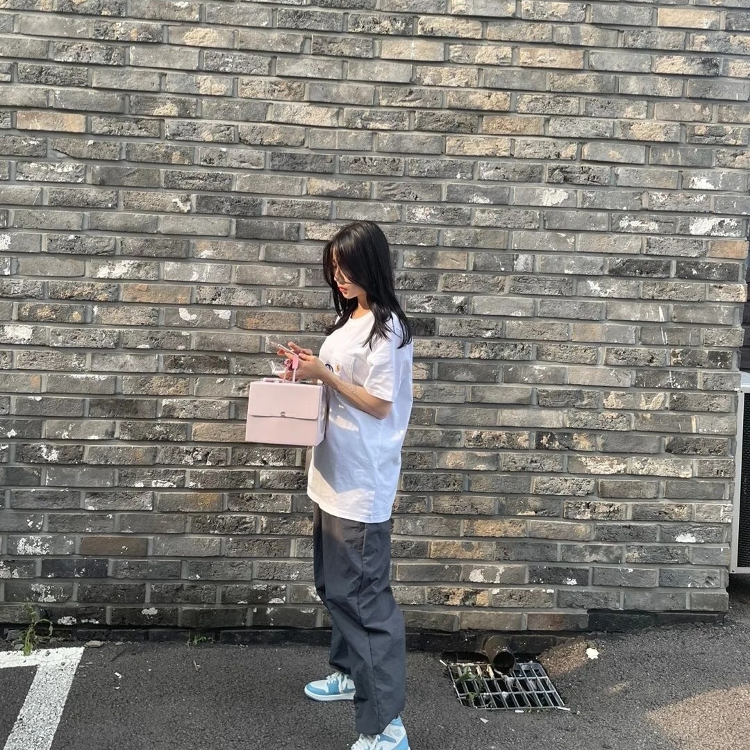 (W) Jordan 1 Mid Sail and Worn Blue 착용 스타일