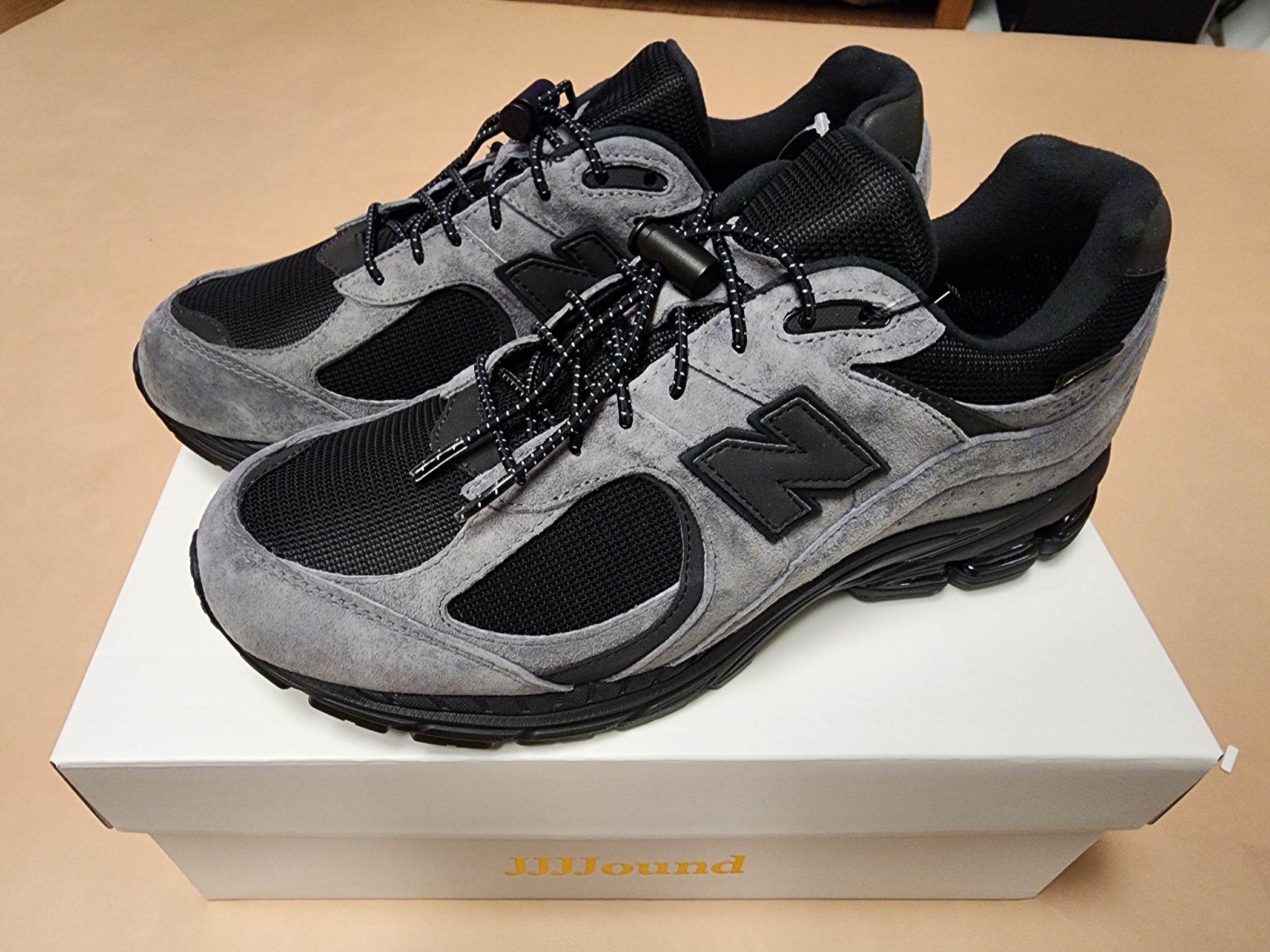 New Balance x JJJJound 2002R Gore-Tex Charcoal 착용 스타일