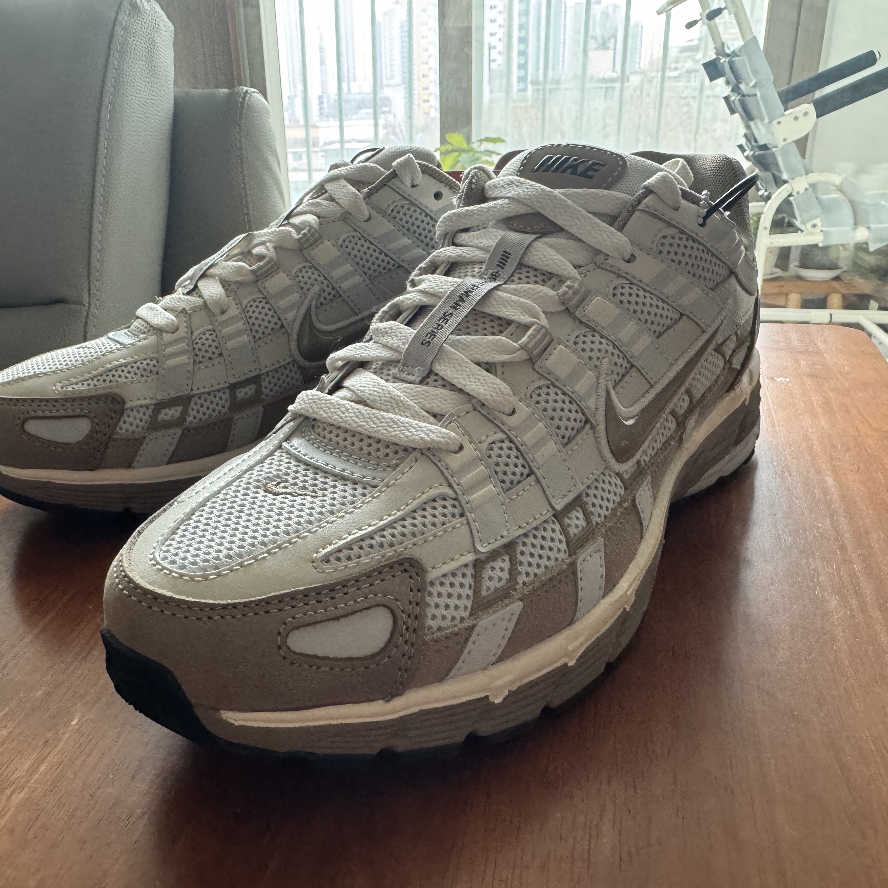 Nike P-6000 PRM Hangul Day Photon Dust Khaki 착용 스타일