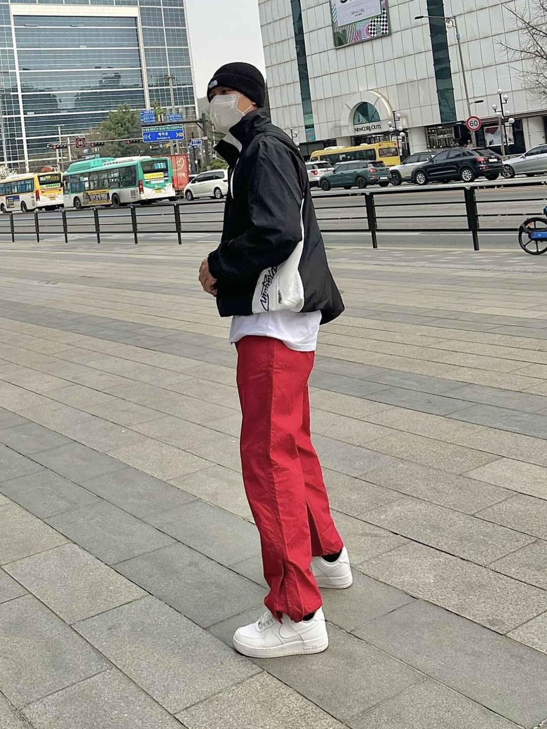 Nike Air Force 1 '07 Low White, The North Face WL Standard Beanie Black 착용 스타일