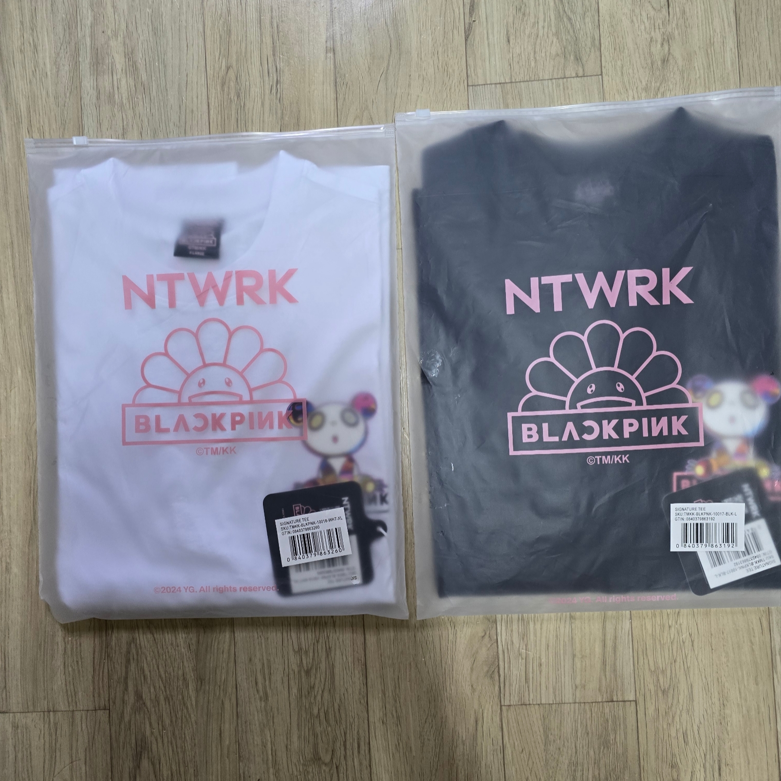Kaikai Kiki x Blackpink Signature T-Shirt Vintage Black 착용 스타일