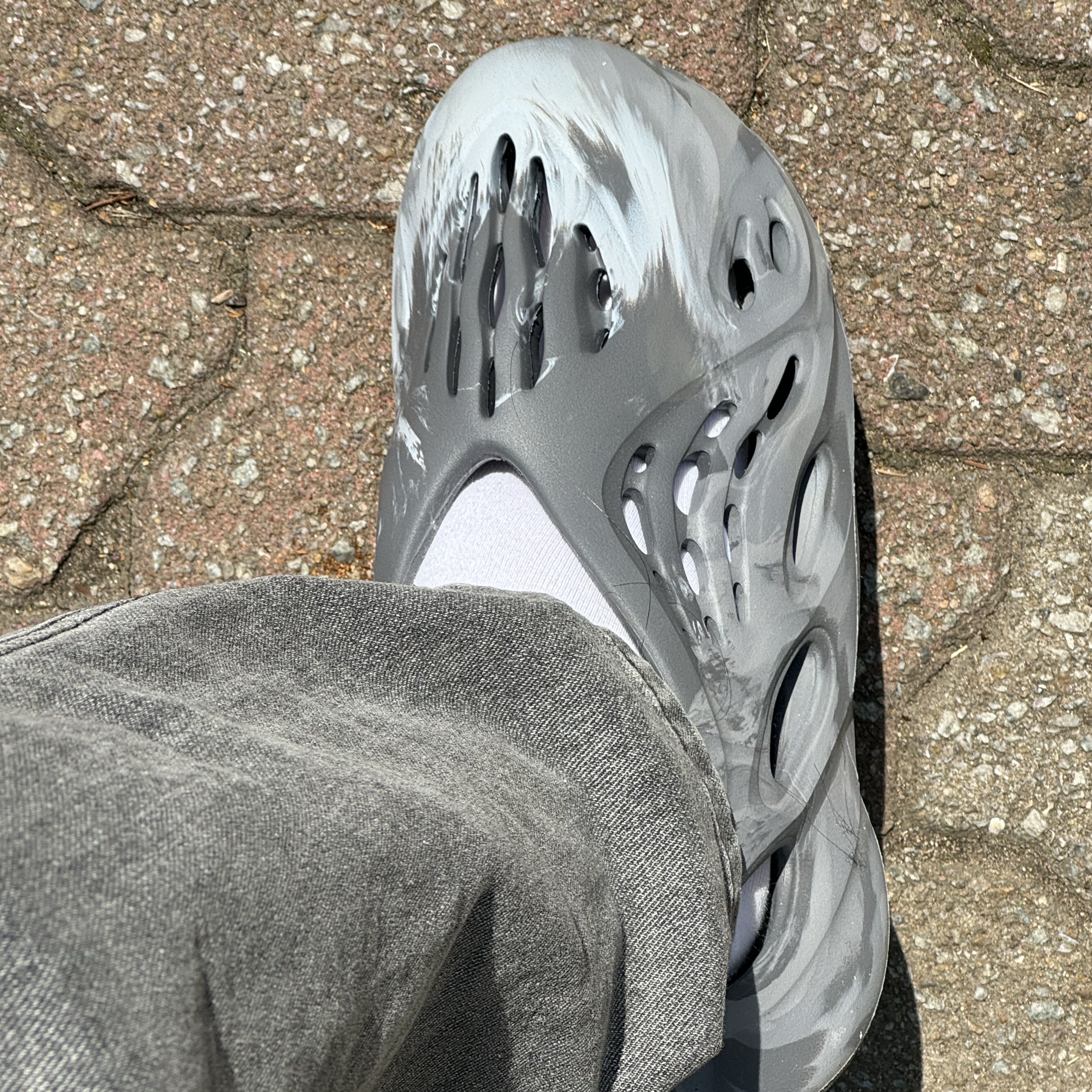 Adidas Yeezy Foam RNNR MX Granite 착용 스타일 - 1