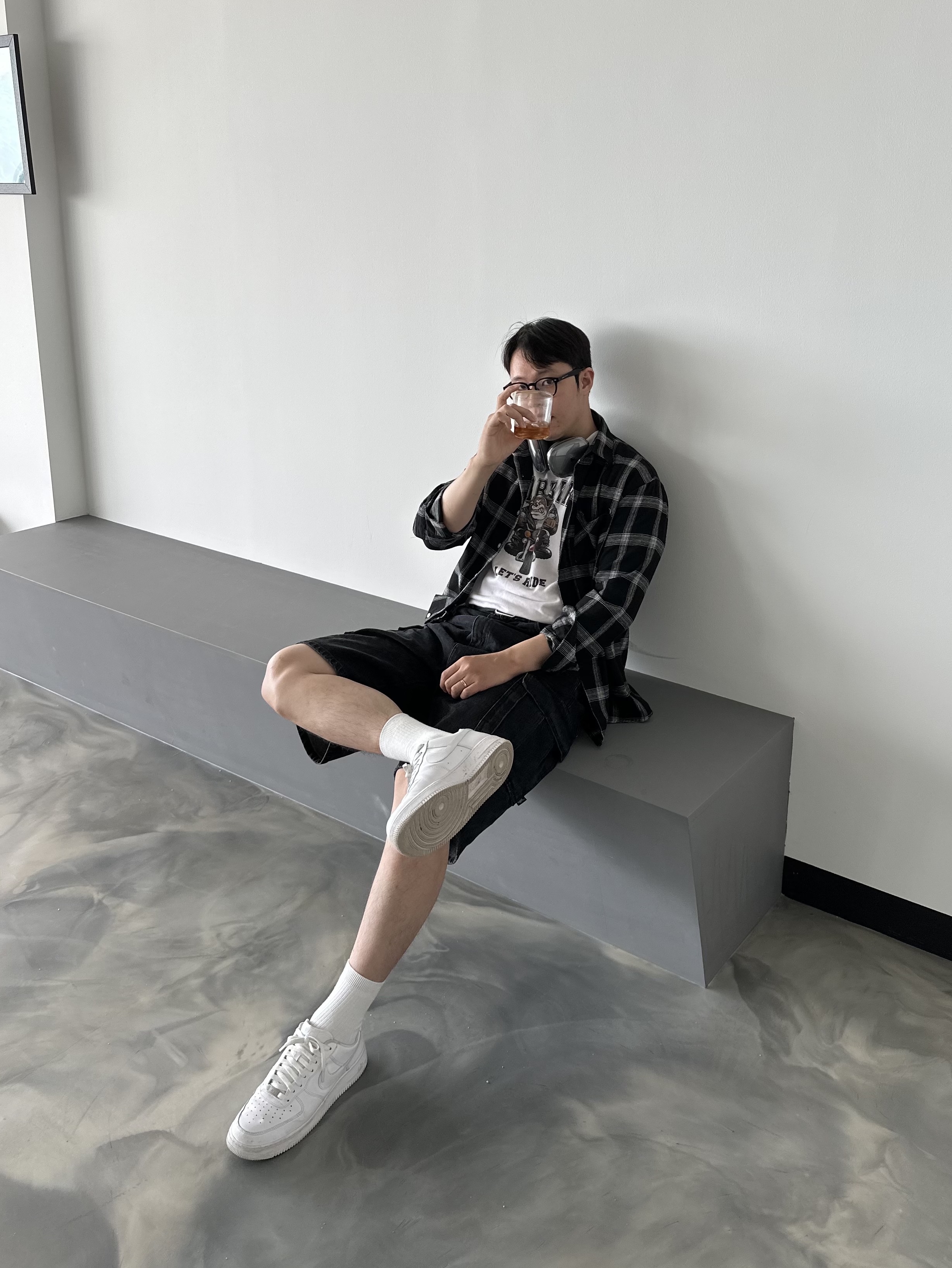 (W) Nike Air Force 1 '07 Low White, Apple AirPods Max Lightning Space Gray (Korean Ver.) 착용 스타일 - 6
