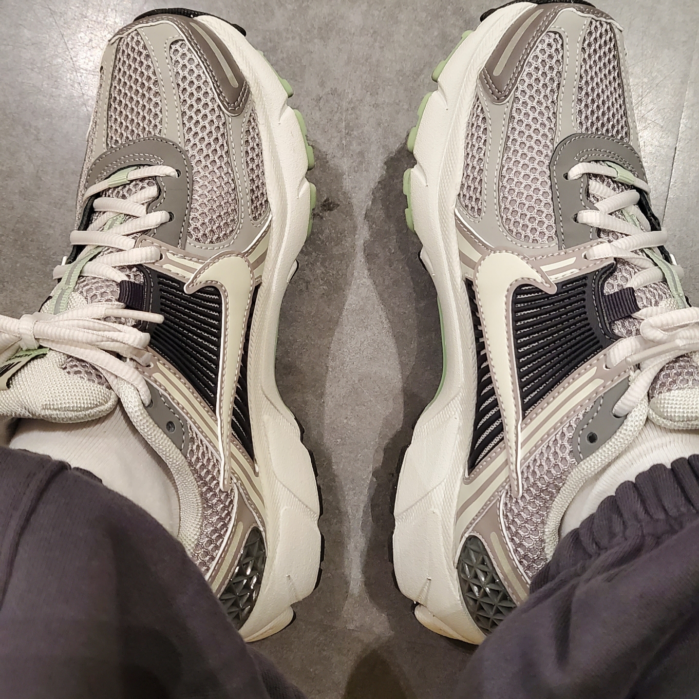 (W) Nike Zoom Vomero 5 Cobblestone and Flat Pewter 착용 스타일