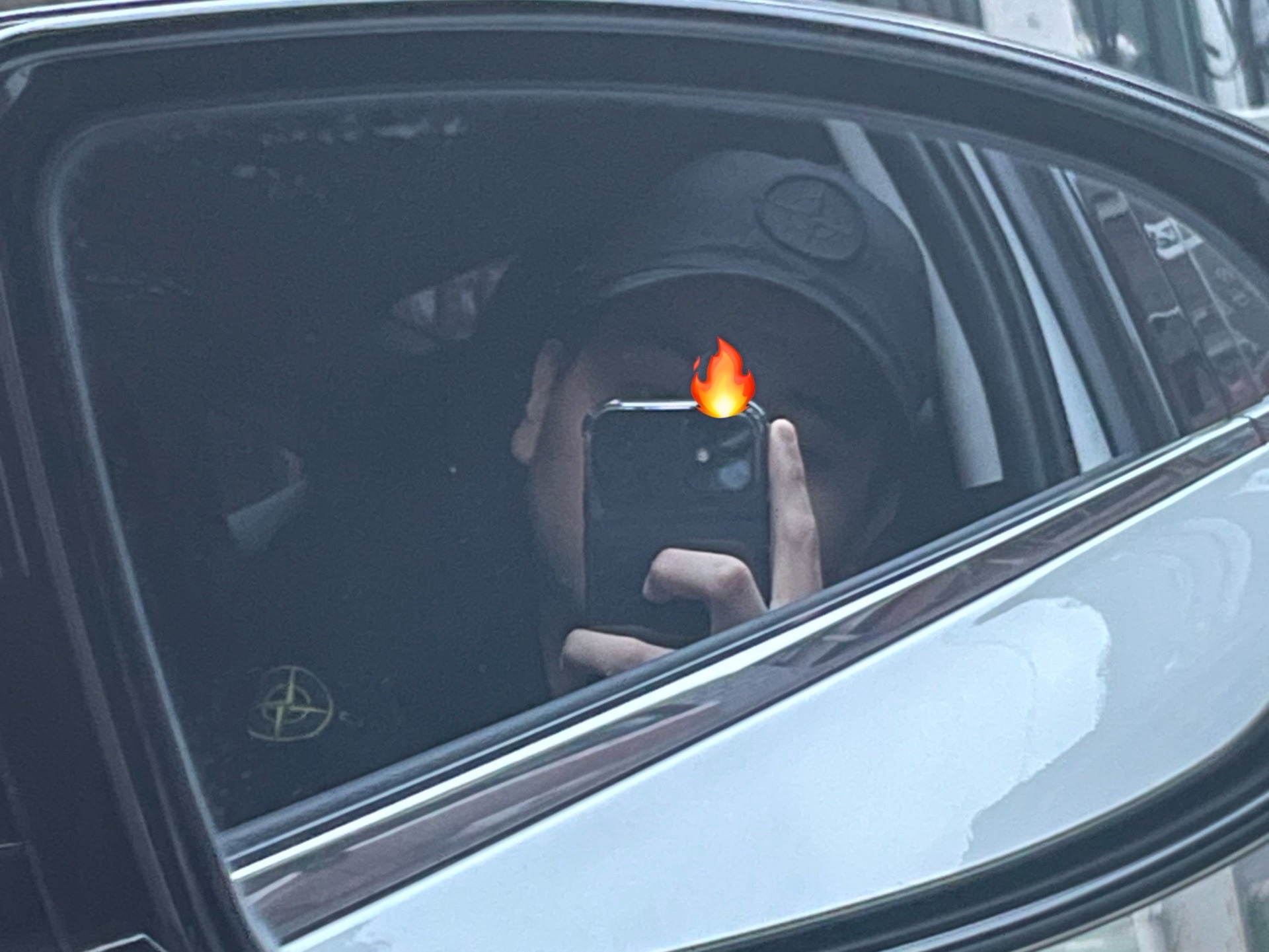 Stone Island 62420 Brushed Cotton Fleece Garment Dyed Crewneck Sweatshirt Black - 23FW 착용 스타일 - 1