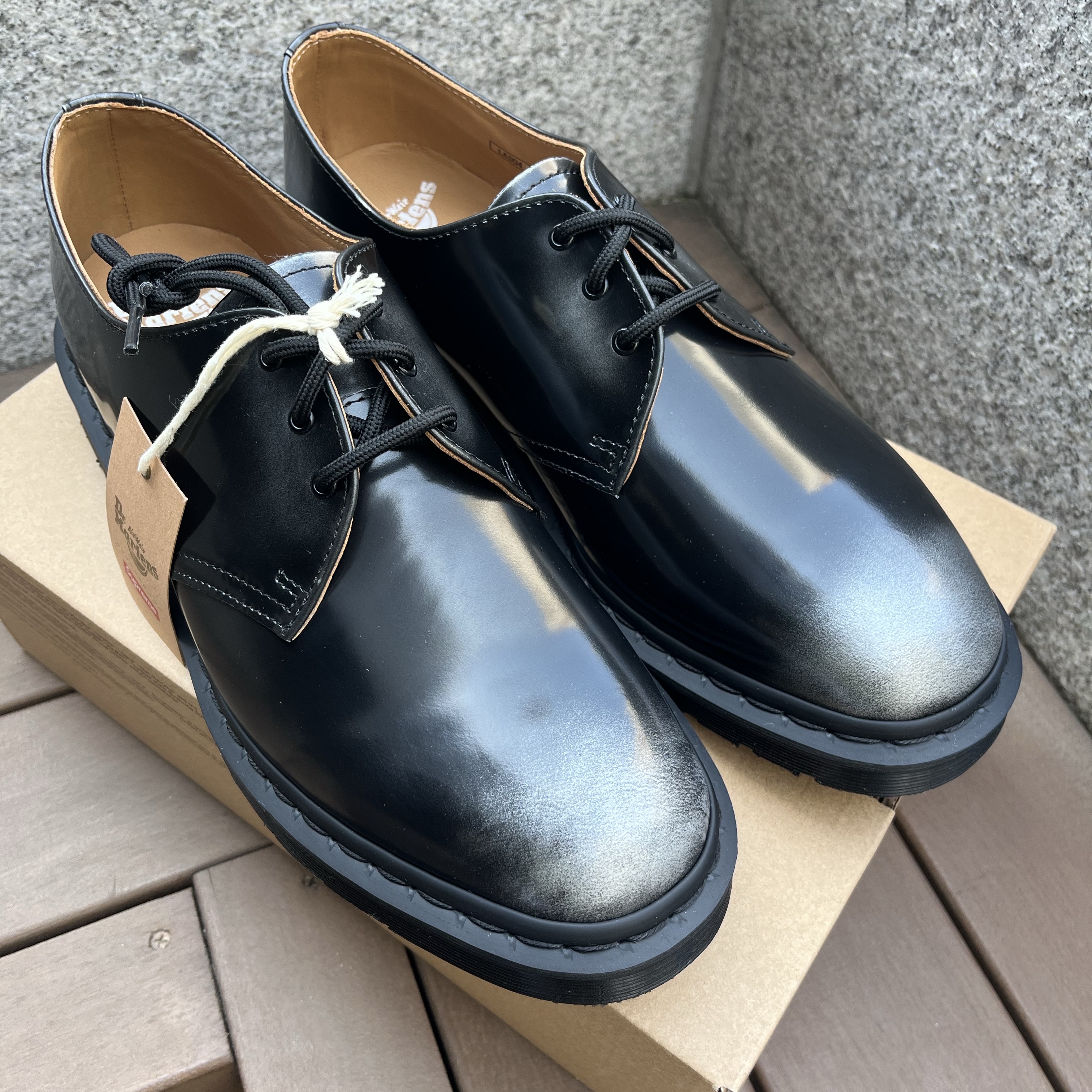 Dr. Martens x Supreme 1461 Gray Silver 착용 스타일 - 3