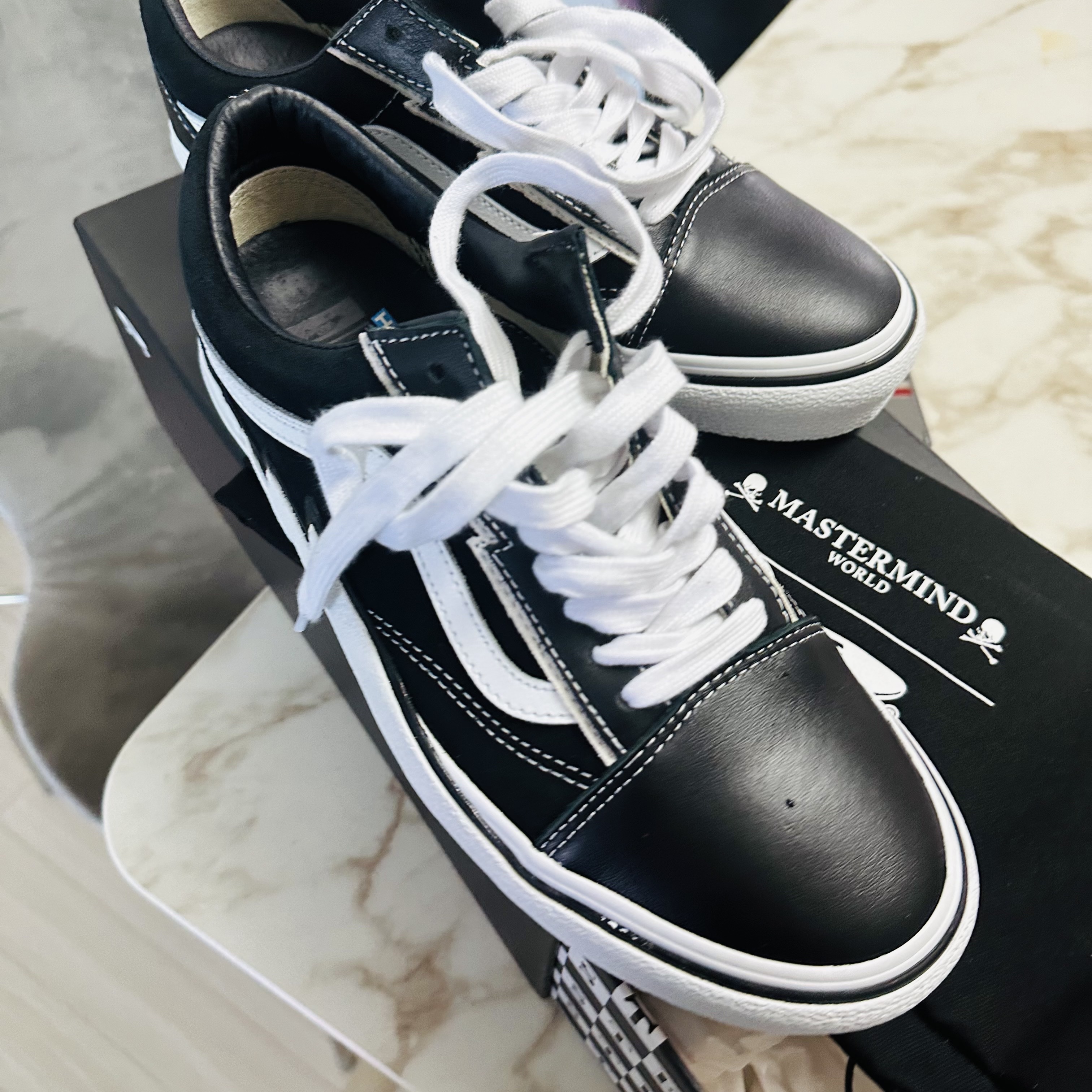 Vans Vault x Mastermind World Old Skool Bolt Black 착용 스타일 - 2