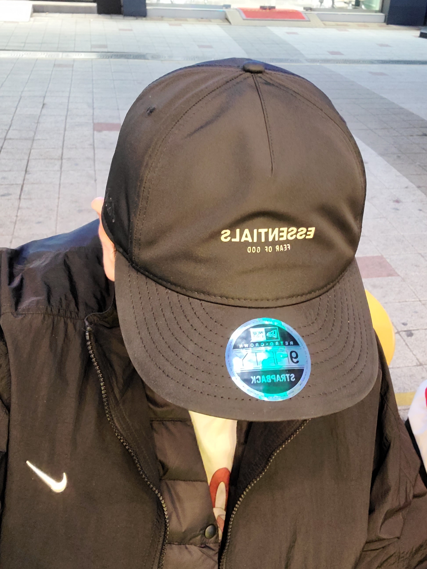 Essentials x New Era Retro Crown Strapback Black 착용 스타일