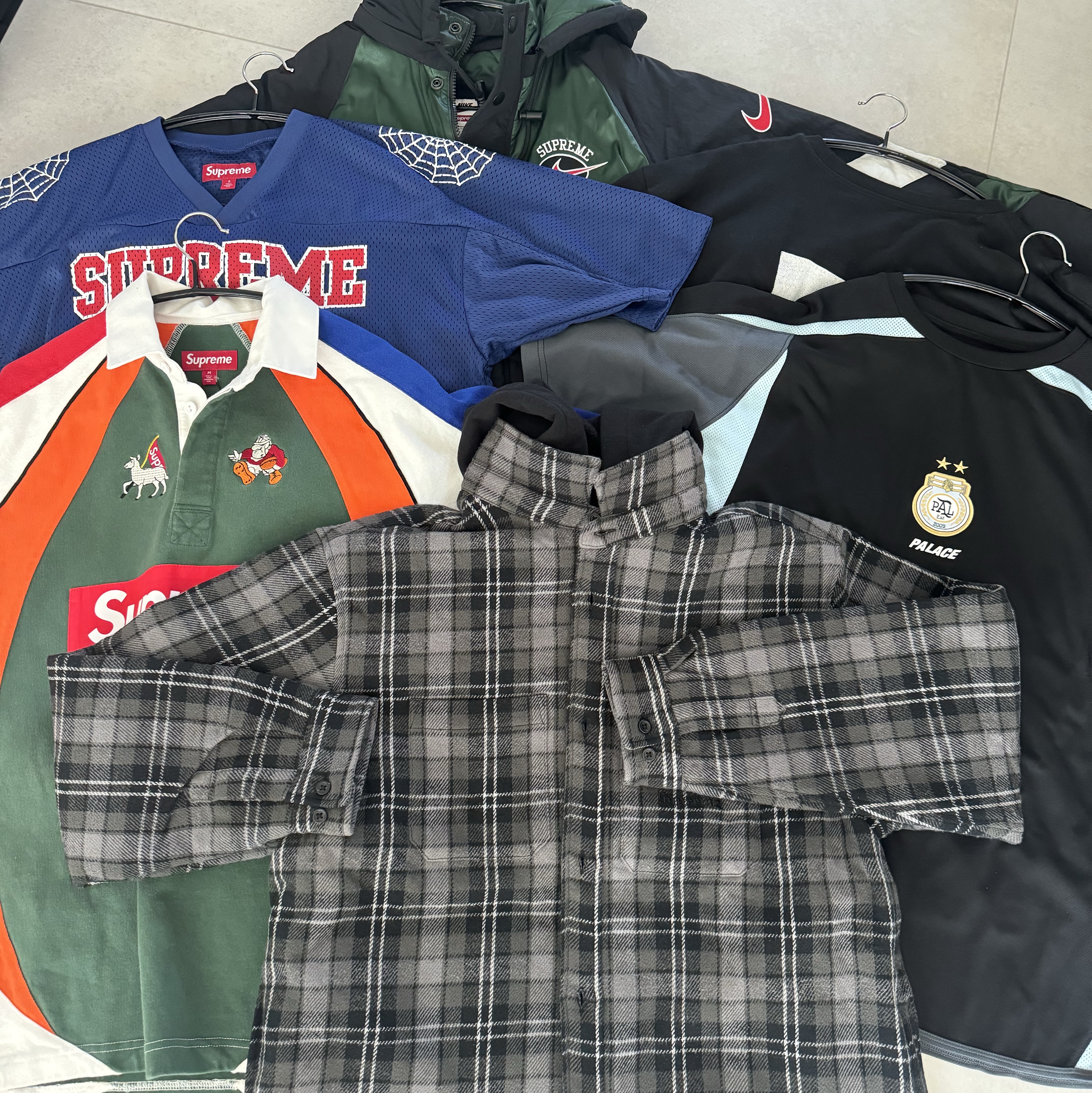 Supreme Spiderweb Football Jersey Navy - 24SS, Supreme S/S Rugby Multicolor - 24SS 착용 스타일