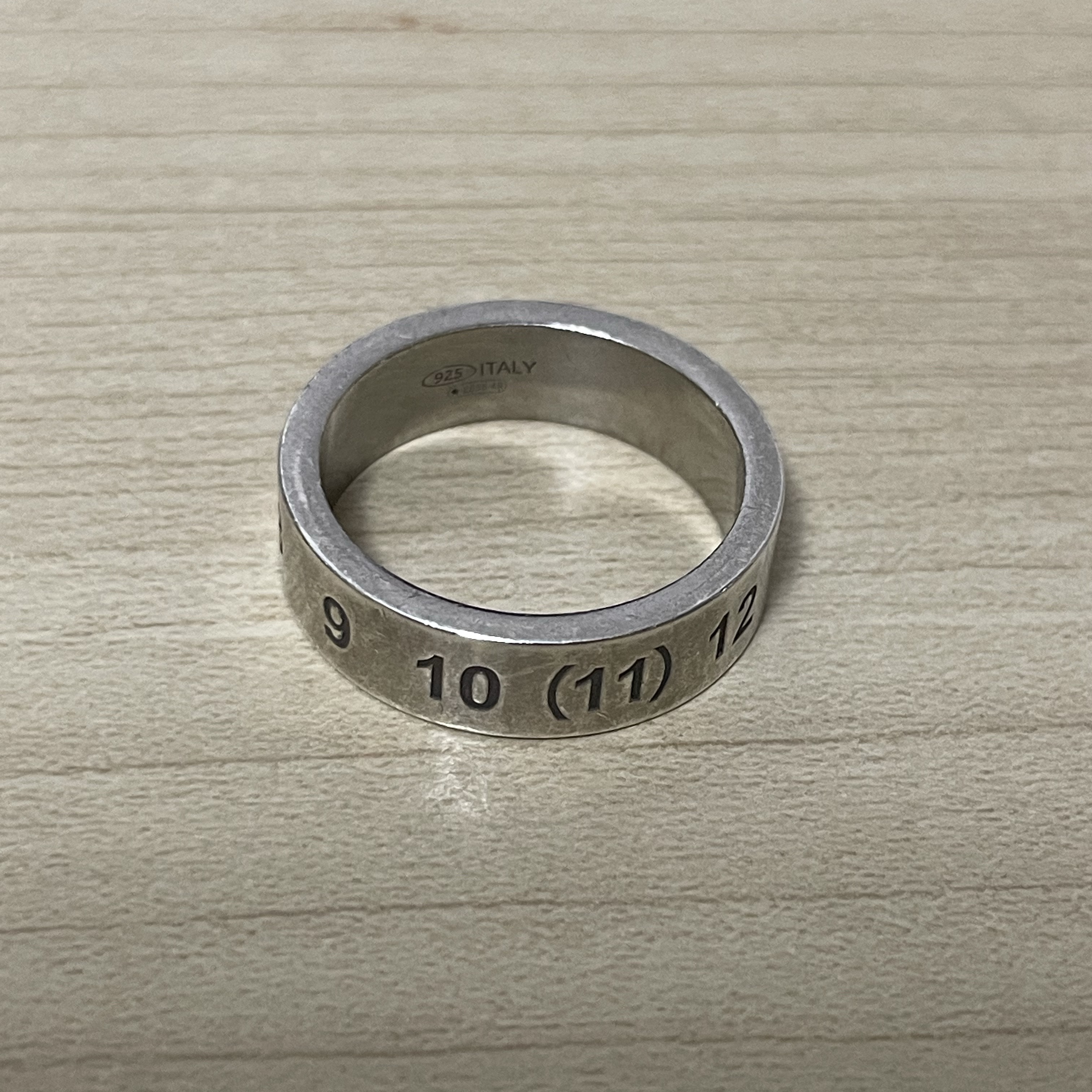 Maison Margiela Numerical Band Silver Ring Silver 착용 스타일