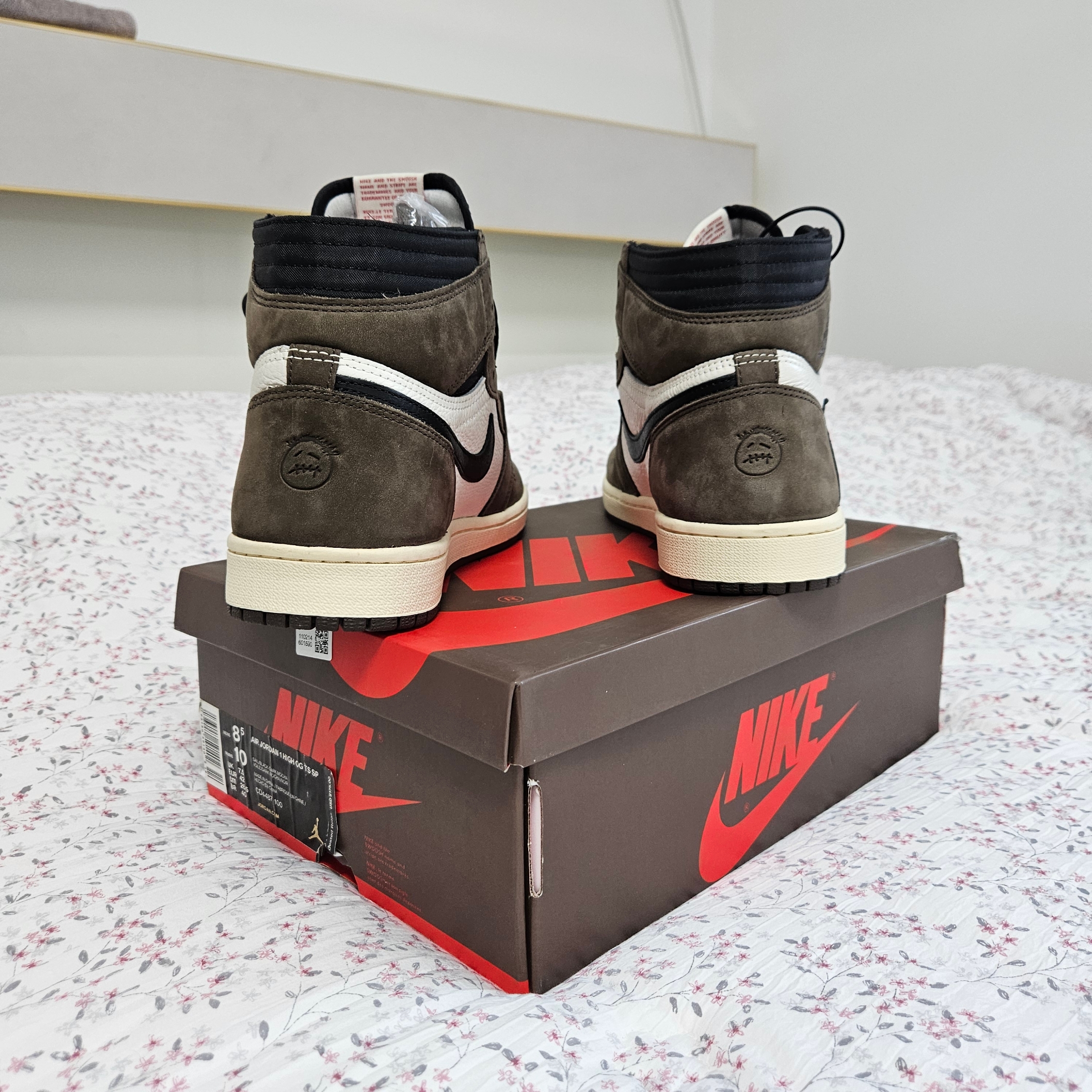 Jordan 1 x Travis Scott Retro High OG SP Mocha 착용 스타일 - 3