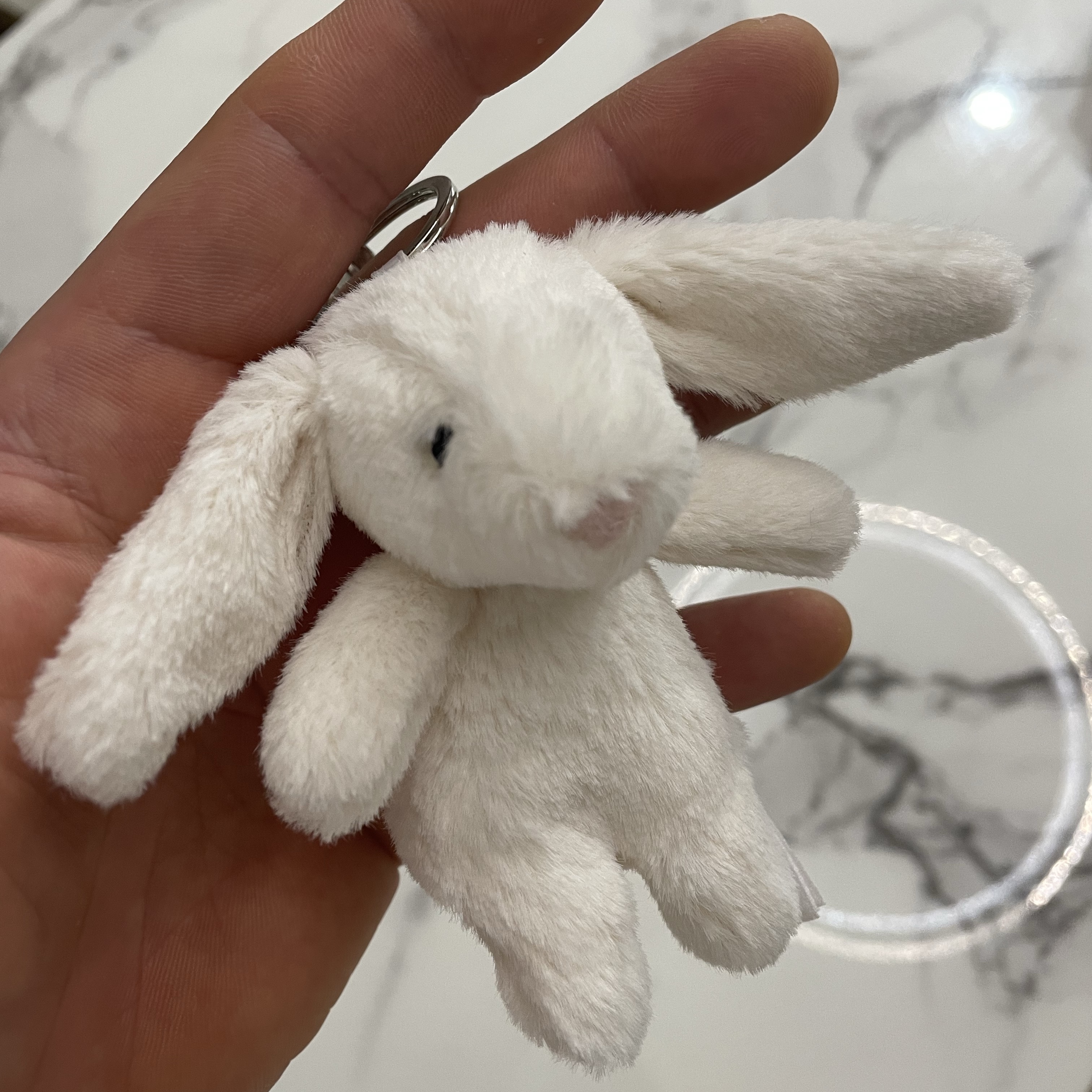 Jellycat Bashful Bunny Bag Charm Cream 착용 스타일