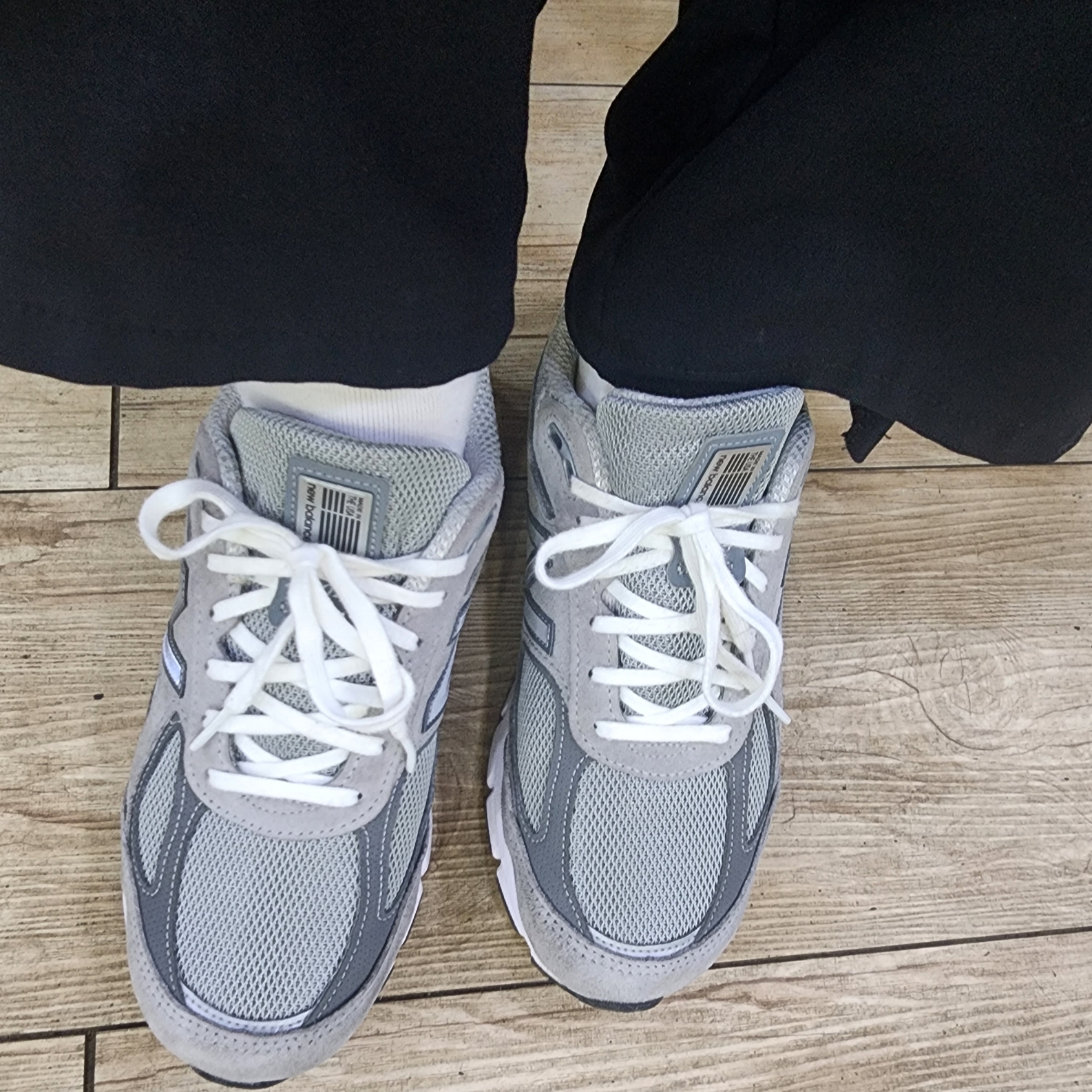New Balance 990v4 Made in USA Grey Silver 착용 스타일 - 1