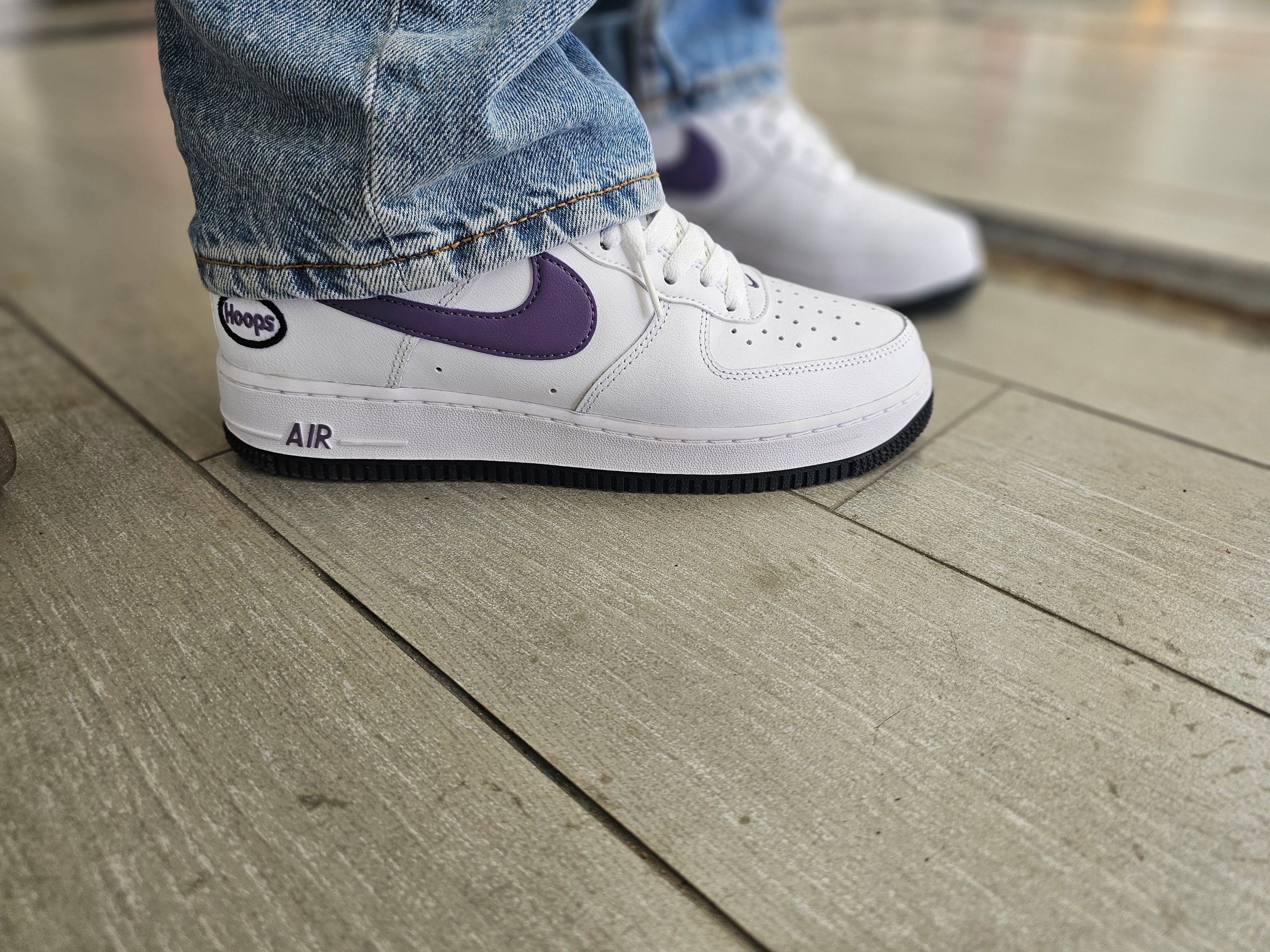 Nike Air Force 1 '07 LV8 Hoops White Canyon Purple 착용 스타일