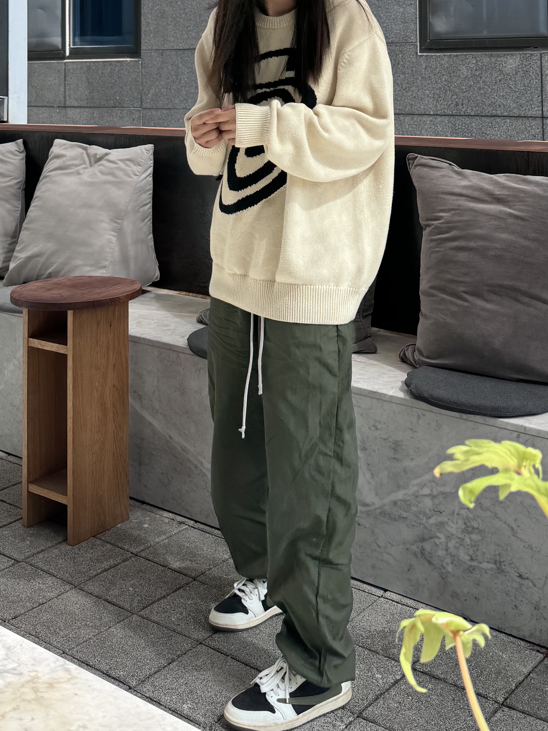 (W) Jordan 1 x Travis Scott Retro Low OG SP Medium Olive, Stussy Curly S Sweater Natural 착용 스타일 - 2