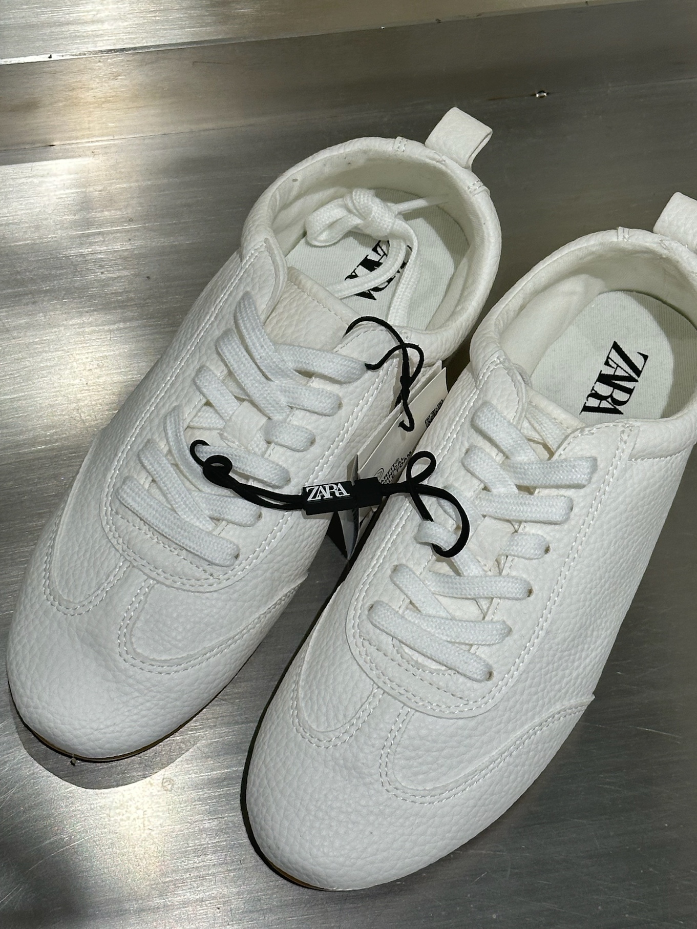 (W) Autry Medalist Low Leather Sneakers White Black 착용 스타일 - 2
