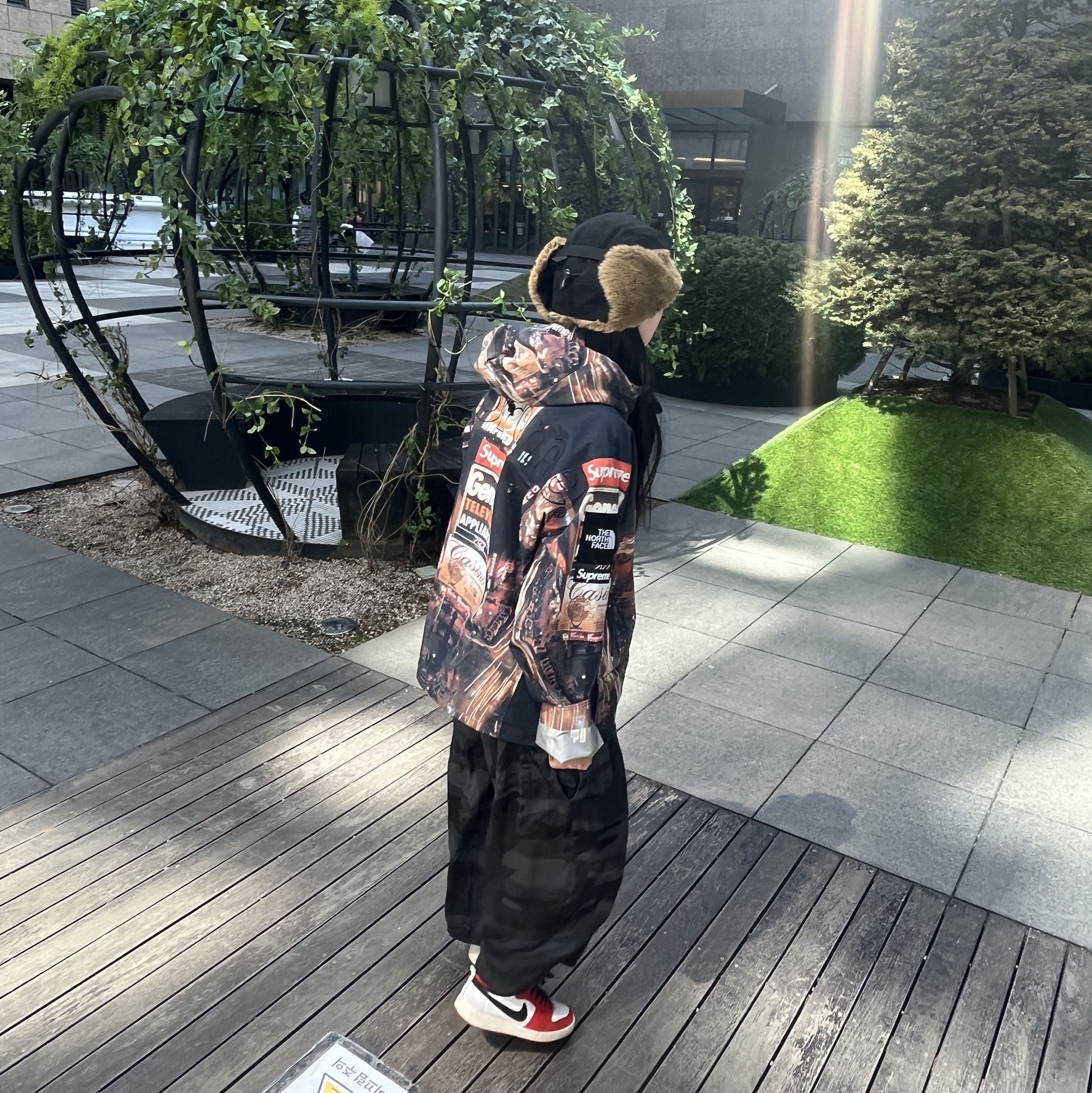 Supreme x The North Face Taped Seam Shell Jacket Times Square - 22FW, Jordan 1 KO Chicago 2021 착용 스타일 - 3