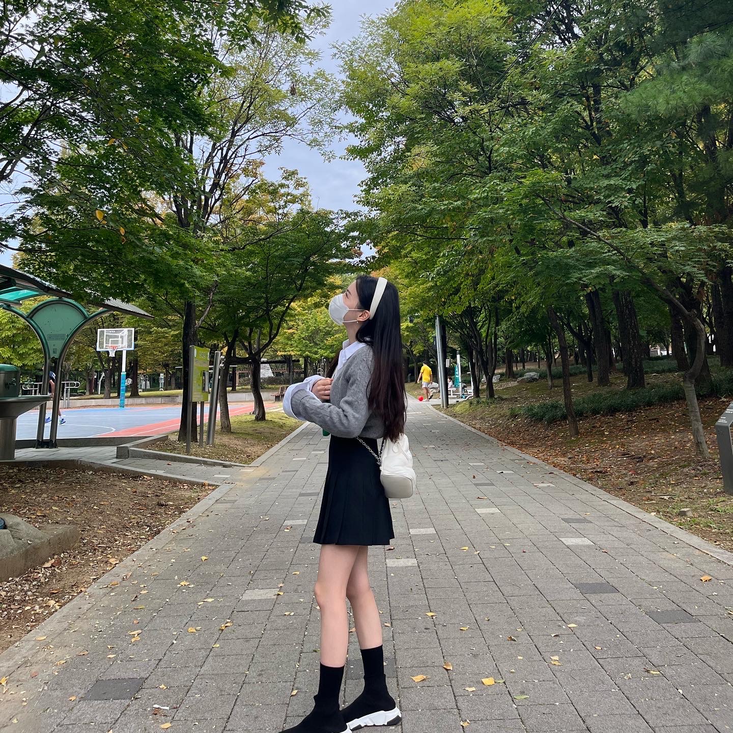 Maison Margiela Glam Slam Backpack Greige, (W) Balenciaga Speed Trainer Black White 2021/2022 착용 스타일 - 2