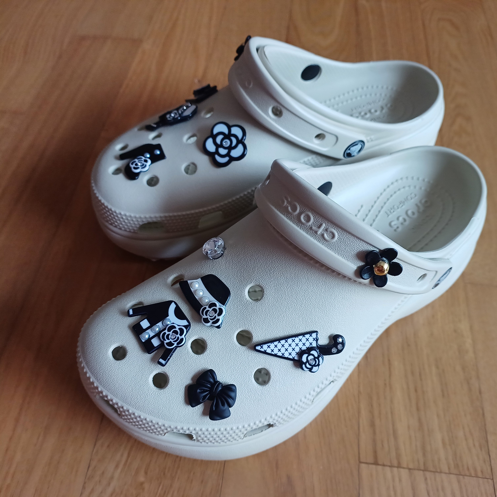 (W) Crocs Classic Platform Clog Bone 착용 스타일 - 2