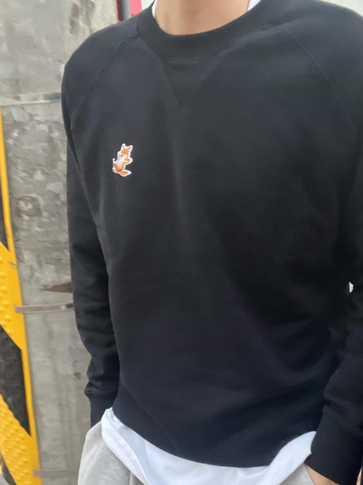 Maison Kitsune Chillax Fox Patch Classic Sweatshirt Black 착용 스타일 - 1