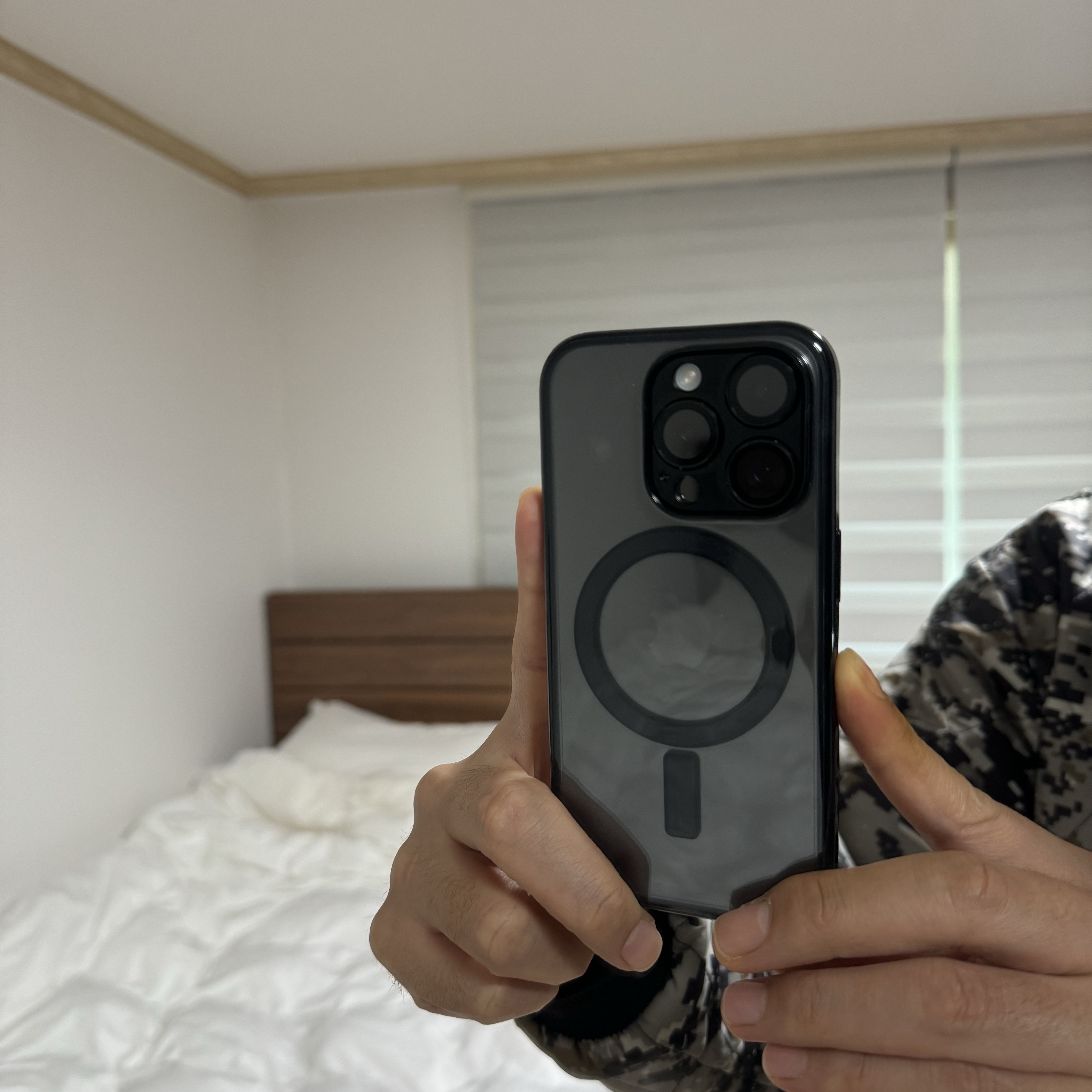 Apple iPhone 15 Pro 128GB Black Titanium (Korean Ver.) 착용 스타일