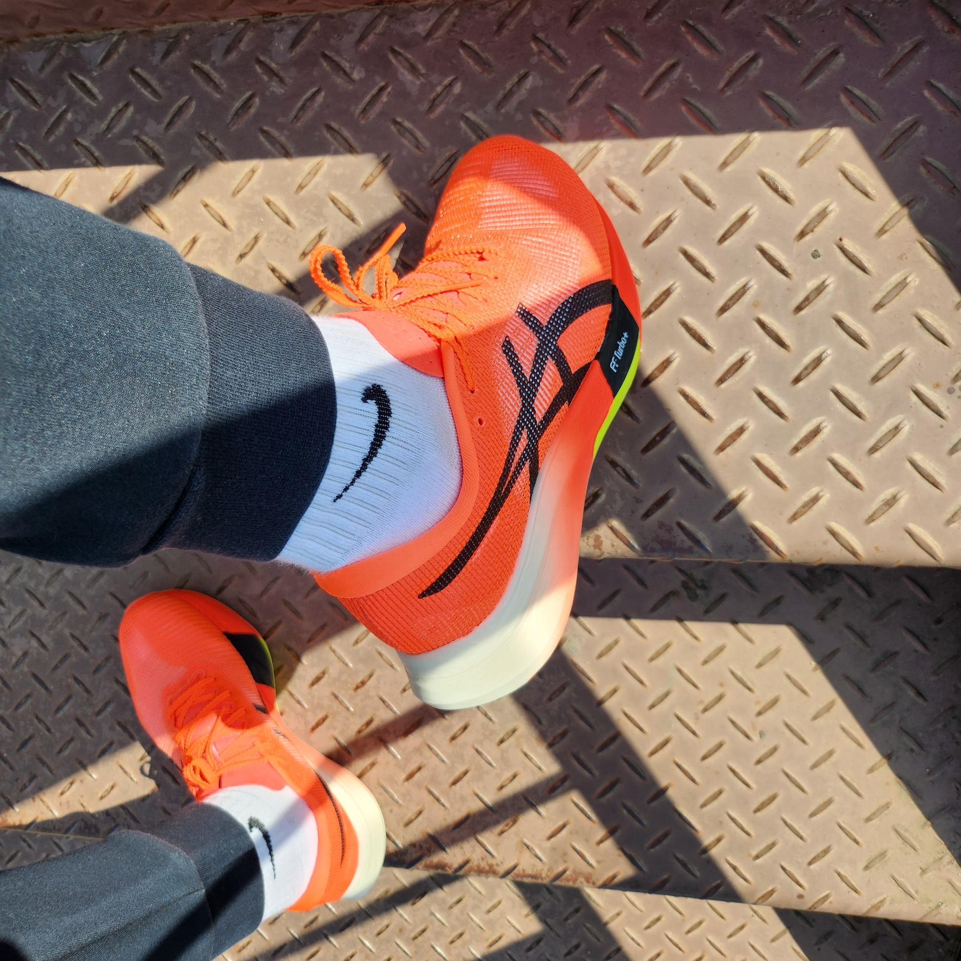 Asics Metaspeed Sky Paris Sunrise Red Black 착용 스타일