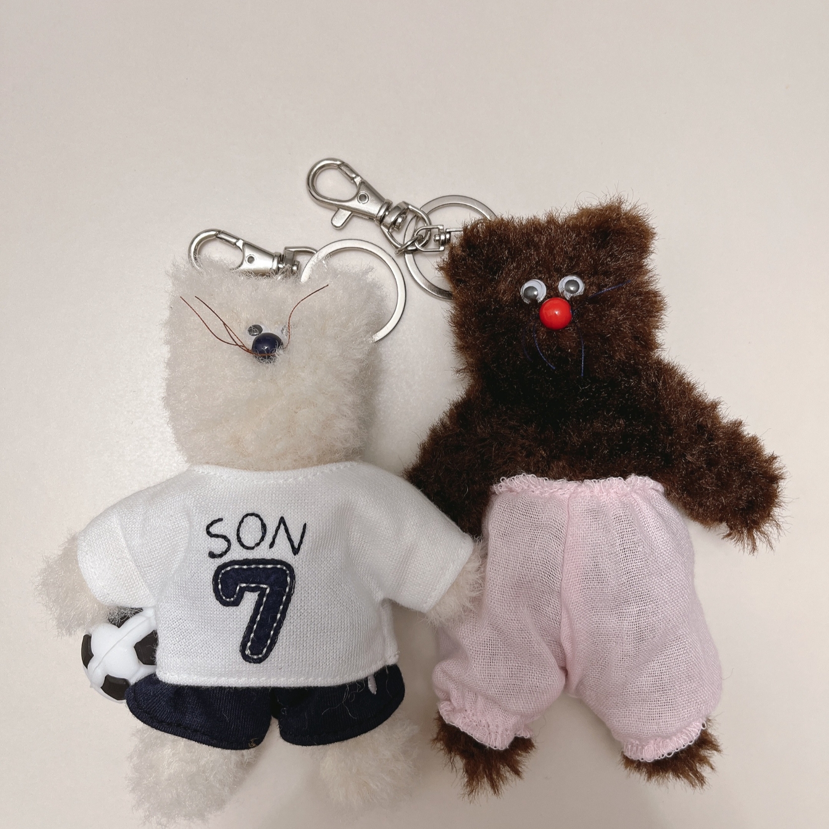 [예약 배송] NOS7 x Monamhee SON.hee Cream, Monamhee Bred Keyring with Pink Pants Brown 착용 스타일 - 2