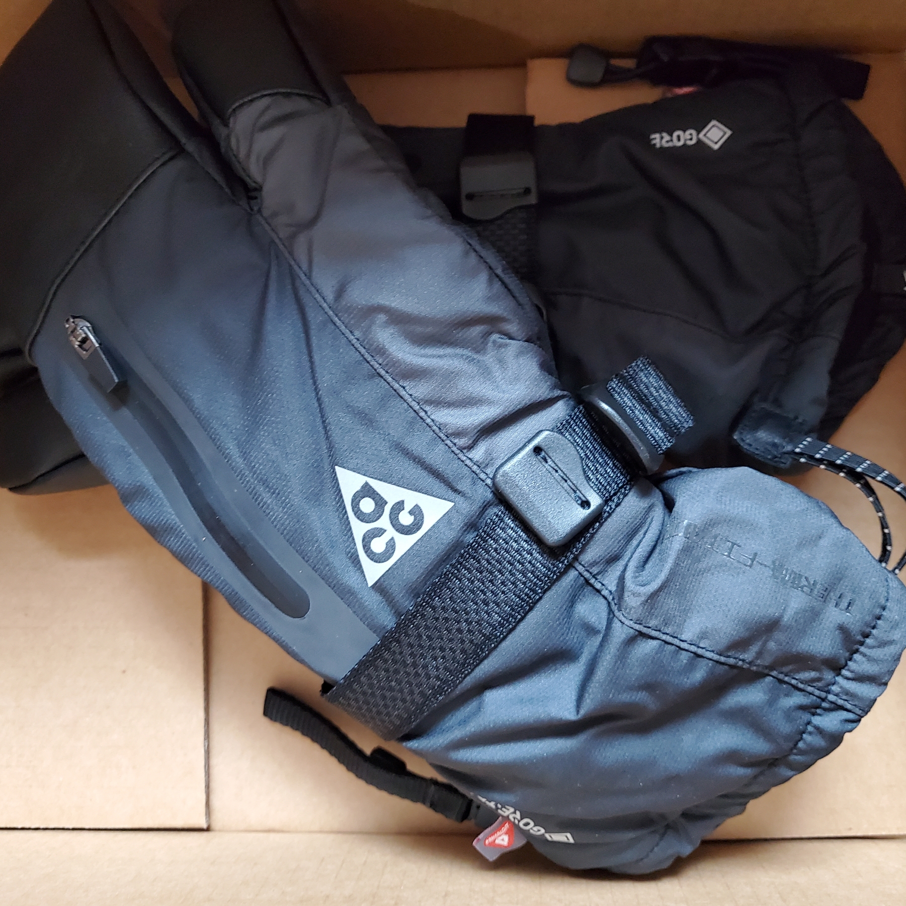 Nike ACG Therma-Fit ADV Gore-Tex Split Mitt Black Anthracite 착용 스타일