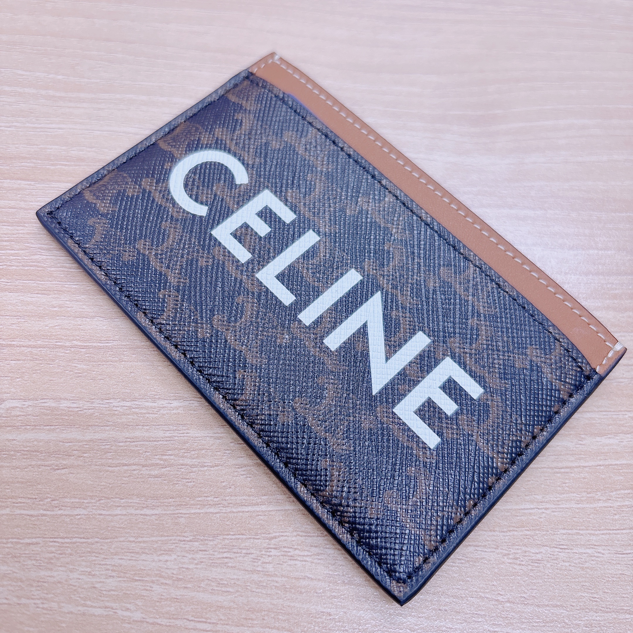 Celine Card Holder in Triomphe Canvas with Celine Print Tan 착용 스타일