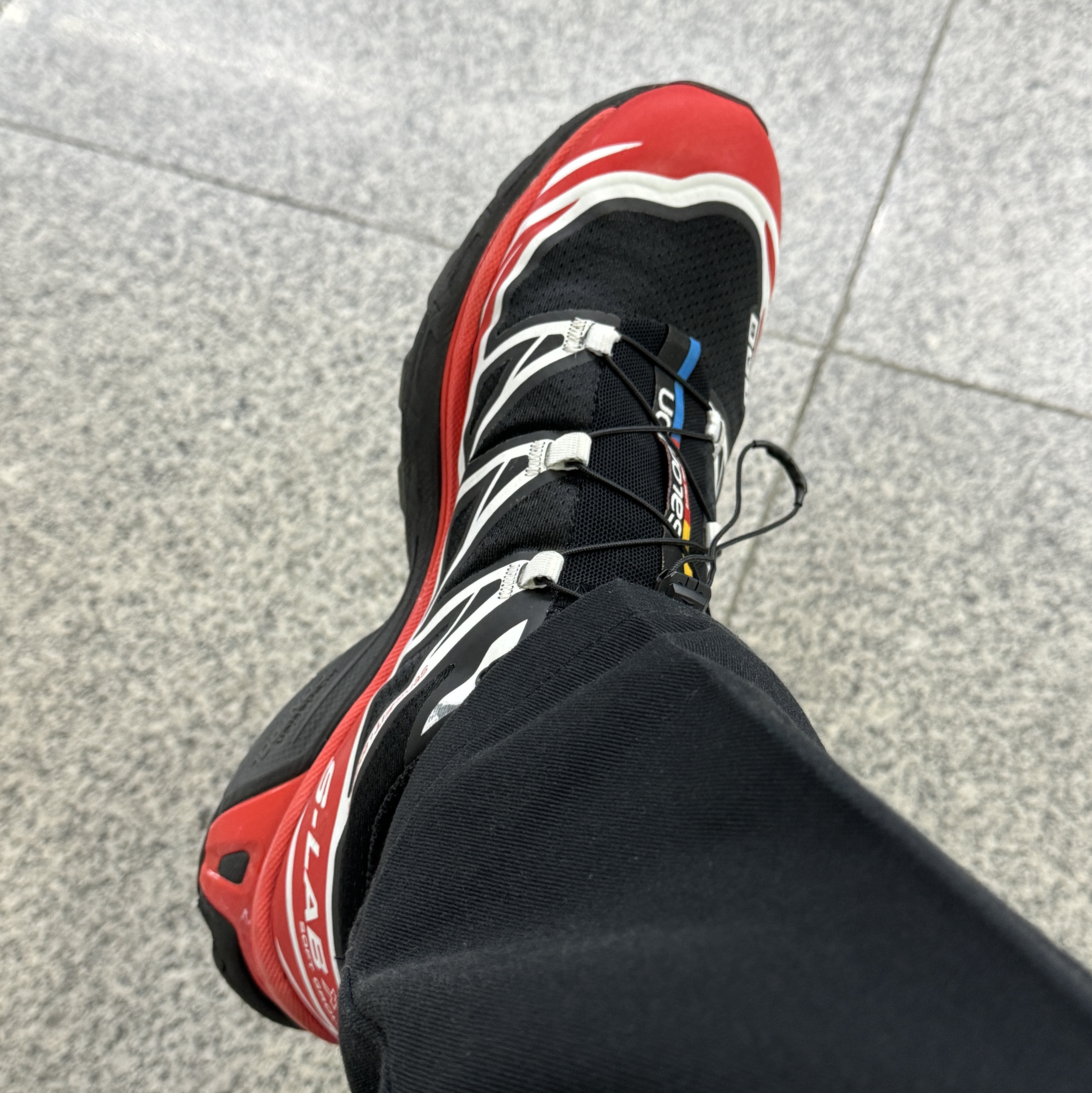 Salomon XT-6 ADV Black Racing Red 착용 스타일