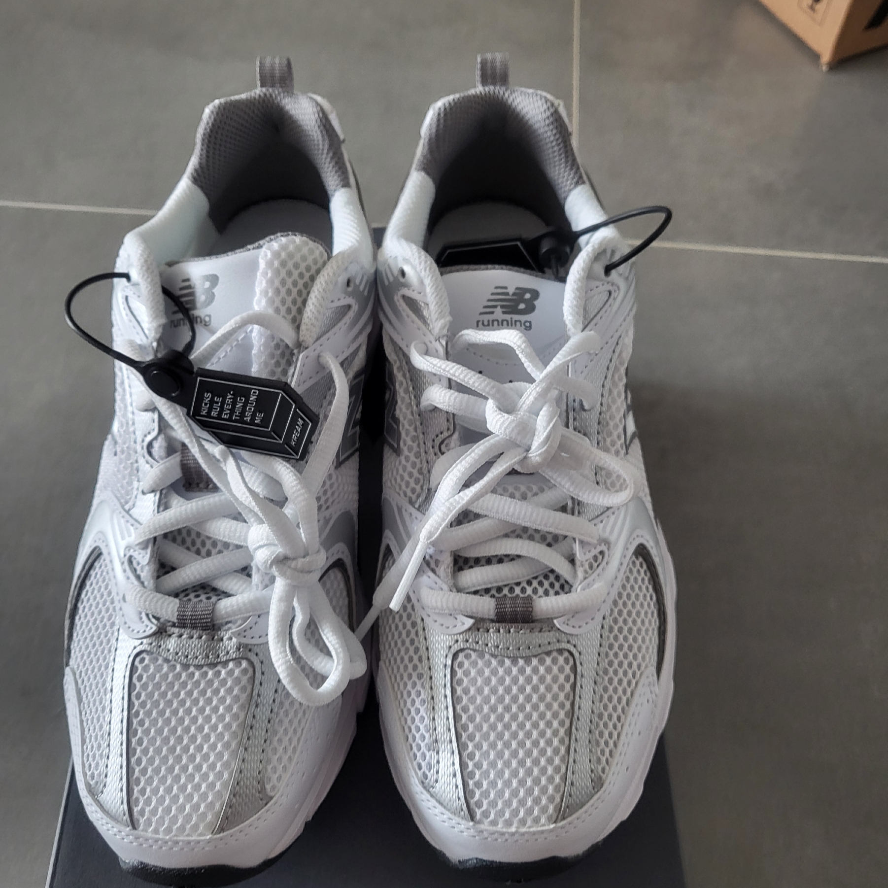 New Balance 530 White Silver 착용 스타일 - 2