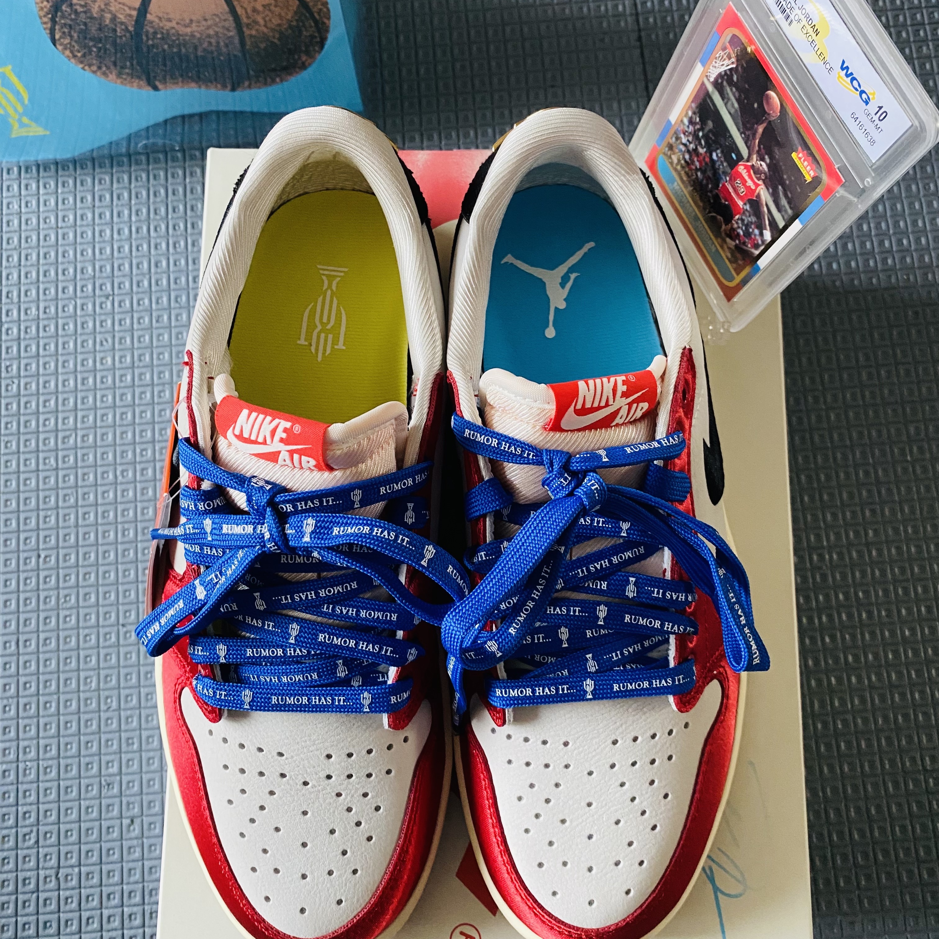 Jordan 1 x Trophy Room Retro Low OG SP Sail Varsity Red 착용 스타일 - 3