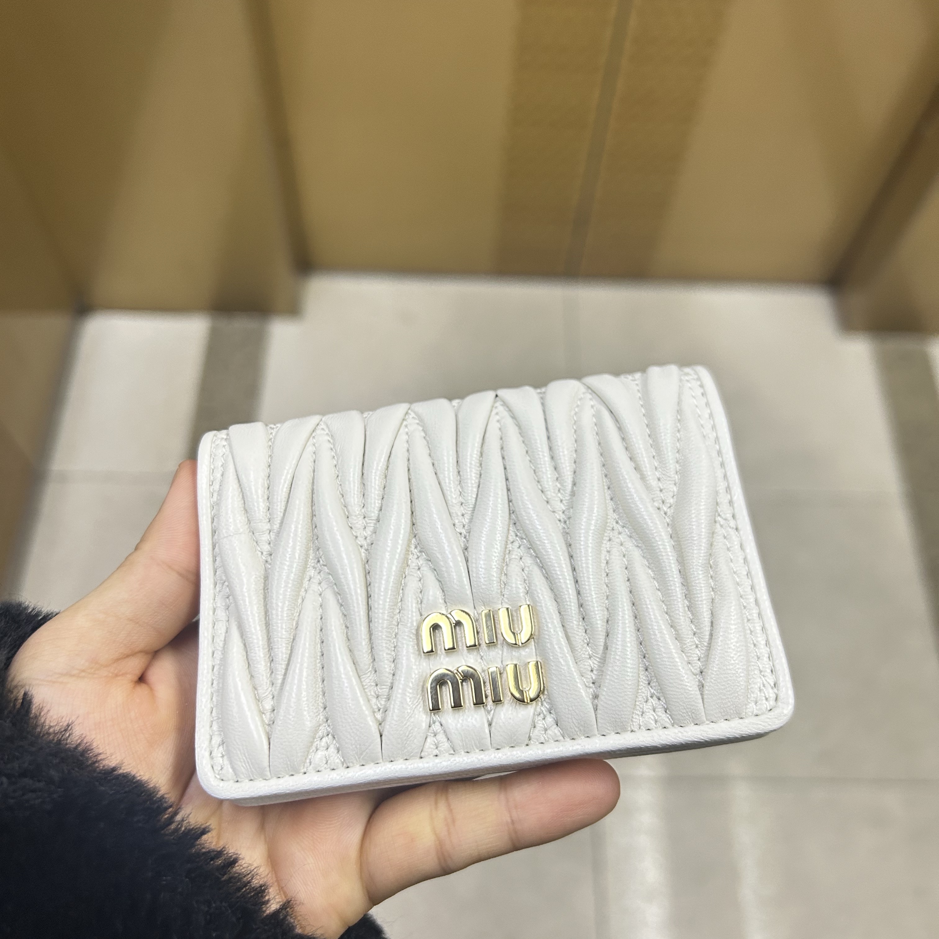 Miu Miu Matelasse Nappa Leather Card Holder White 착용 스타일 - 1
