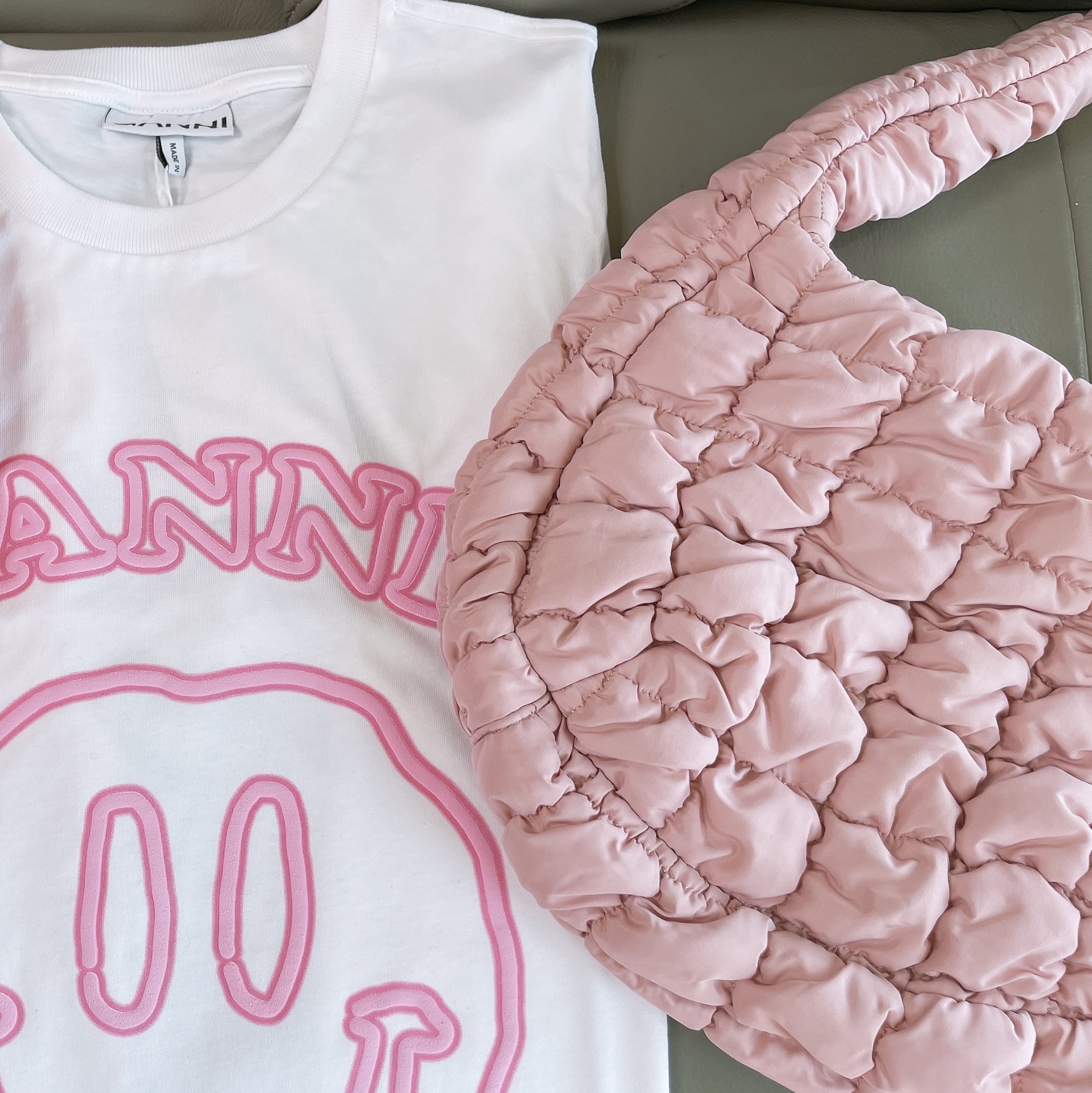 COS Quilted Mini Bag Pink, (W) Ganni Hotel T-Shirt Bright White 착용 스타일
