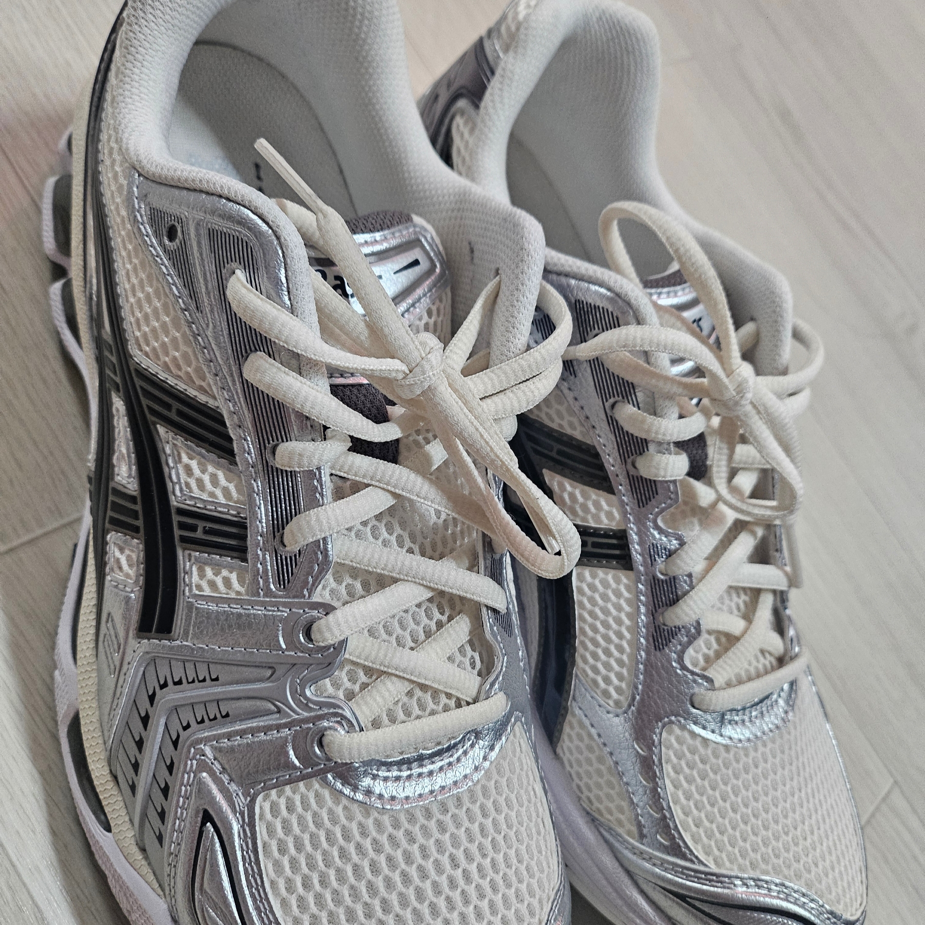 Asics Gel-Kayano 14 Cream Black 착용 스타일 - 2