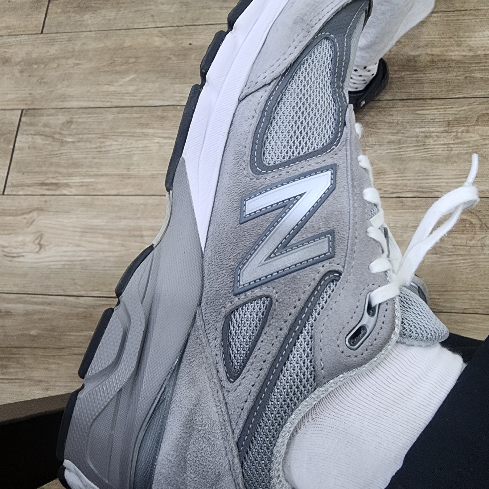 New Balance 990v4 Made in USA Grey Silver 착용 스타일 - 2
